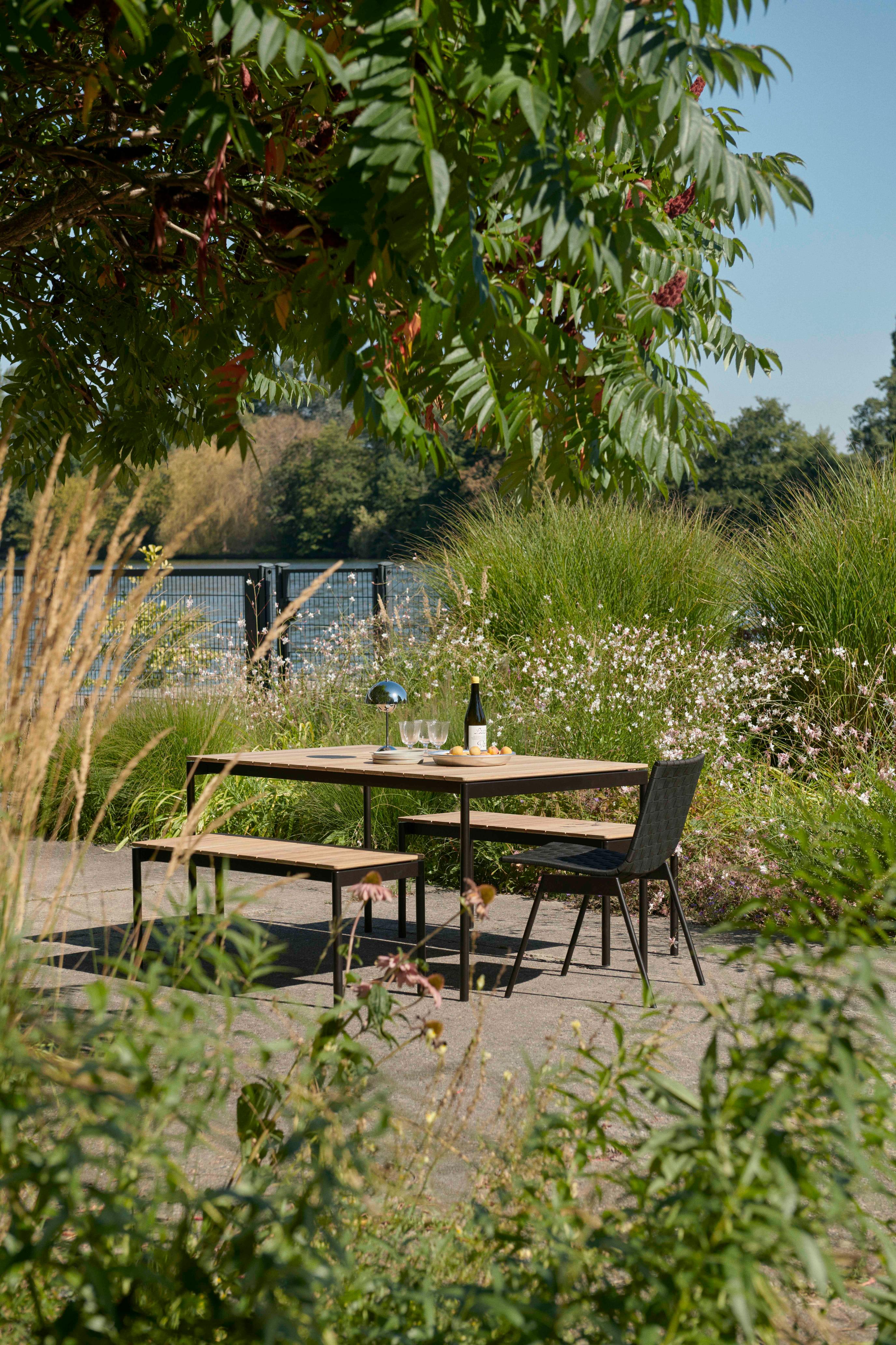 Buiten tafel VILLE teakhout met zwarte basis