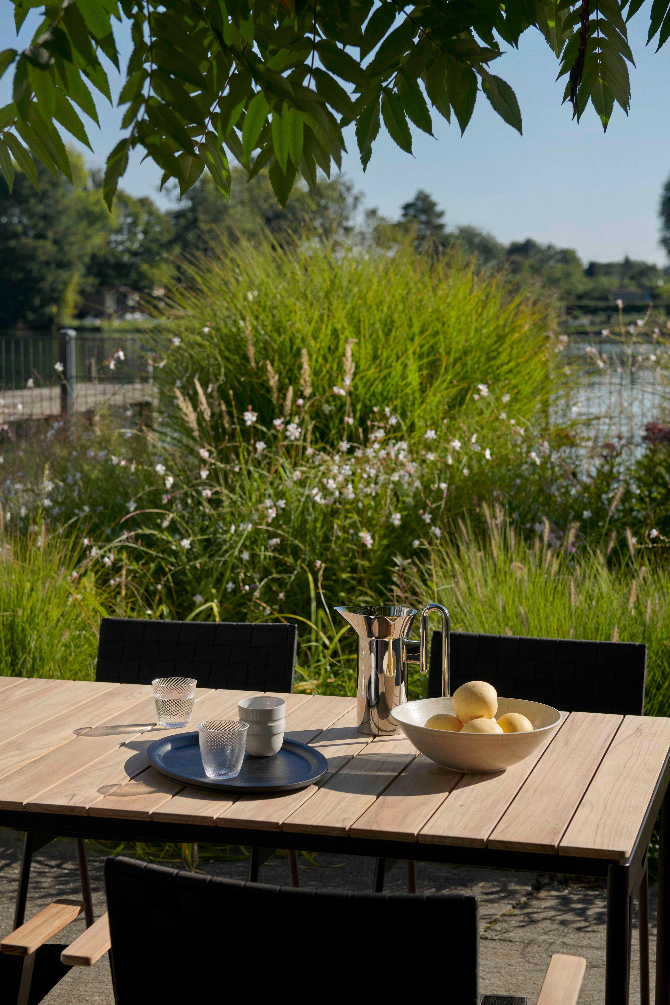 Buiten tafel VILLE teakhout met zwarte basis