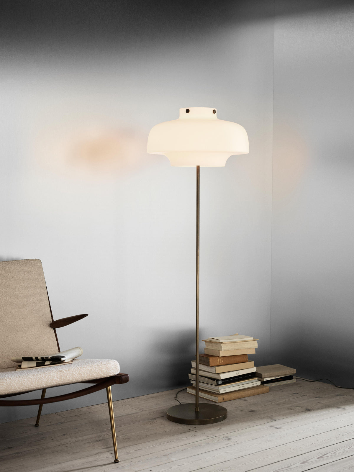 Vloerlamp COPENHAGEN SC14 opal glazen kap met een bronskleurige basis