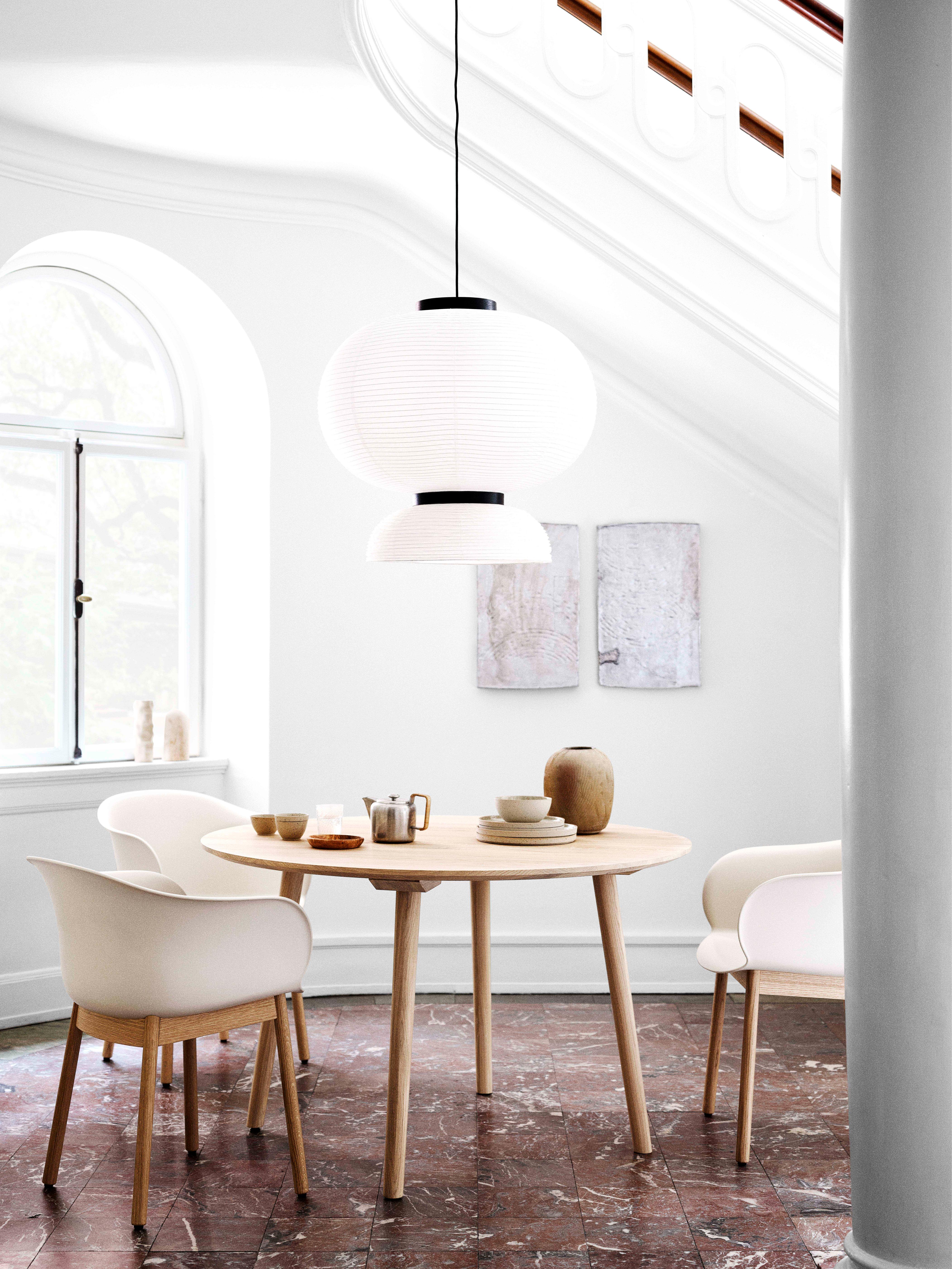 Ronde tafel IN BETWEEN gerookt geolied eiken