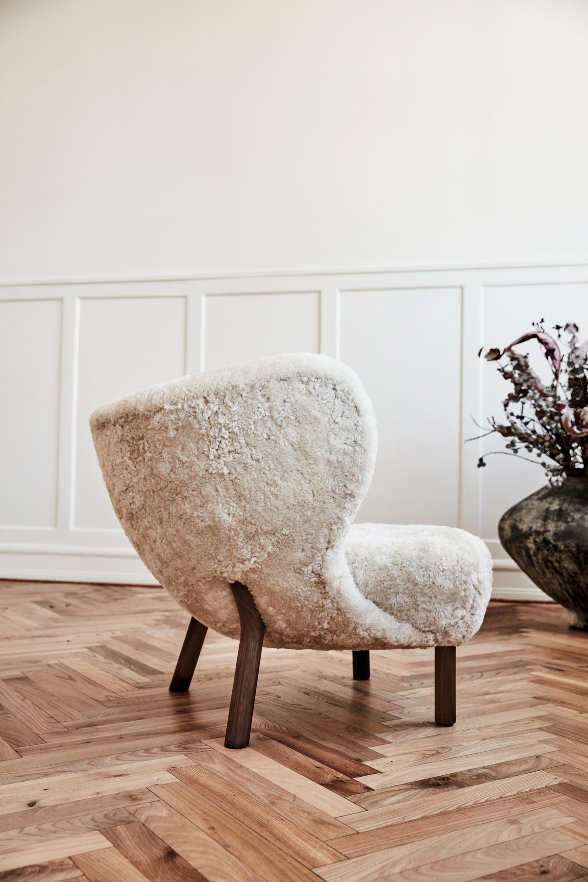 Fauteuil LITTLE PETRA VB1 gestoffeerd met een notenhouten basis