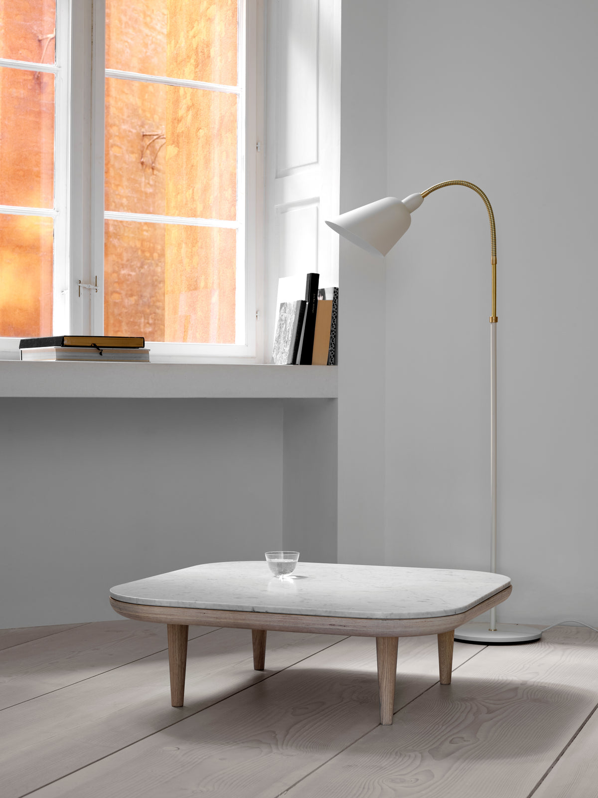 Vloerlamp BELLEVUE AJ7 wit met bruin messing voet