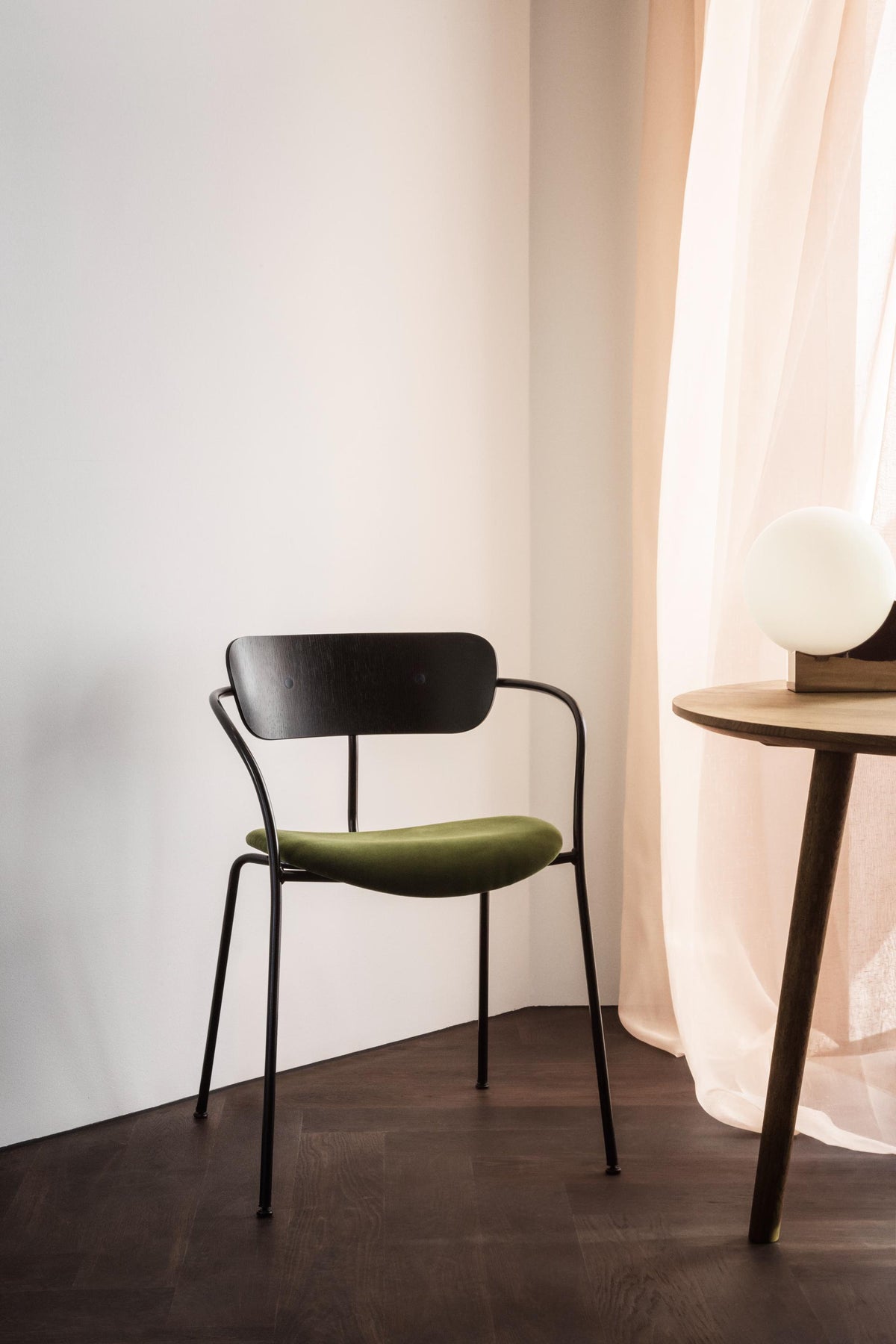 Ronde tafel IN BETWEEN gerookt geolied eiken