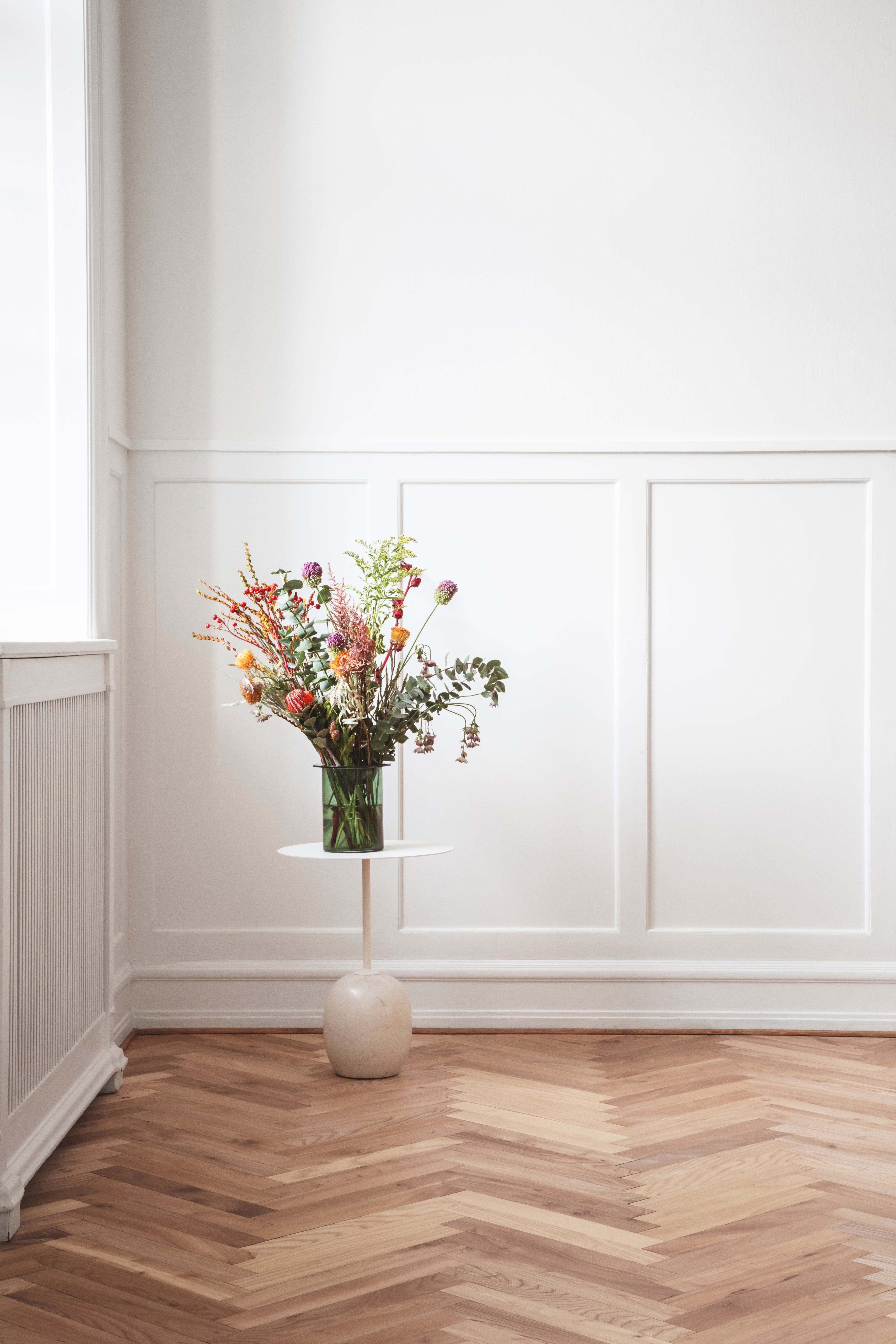 Bijzettafel LATO crème blad met beige marmeren basis