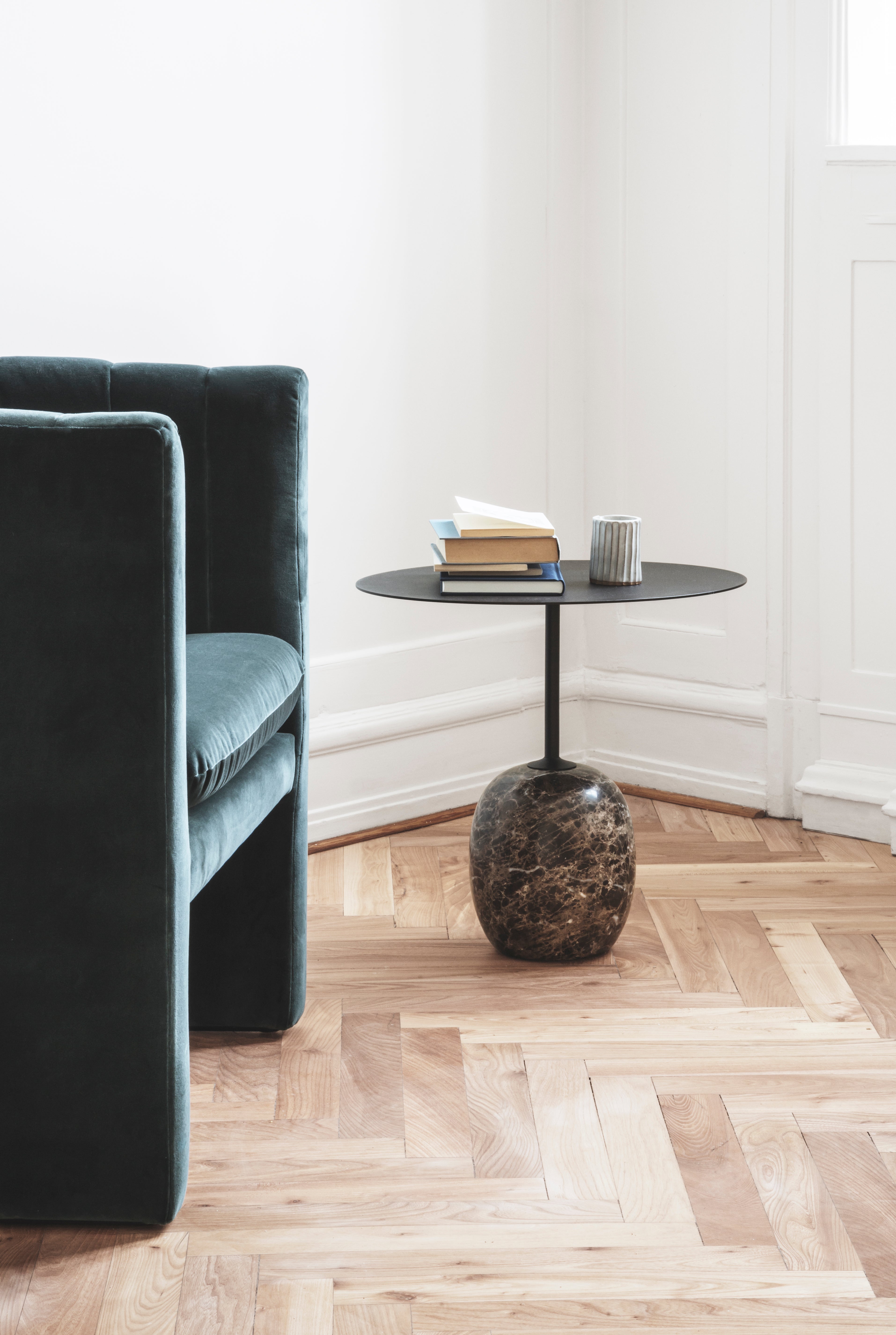 Zijtafel LATO met zwart blad en bruine marmeren basis