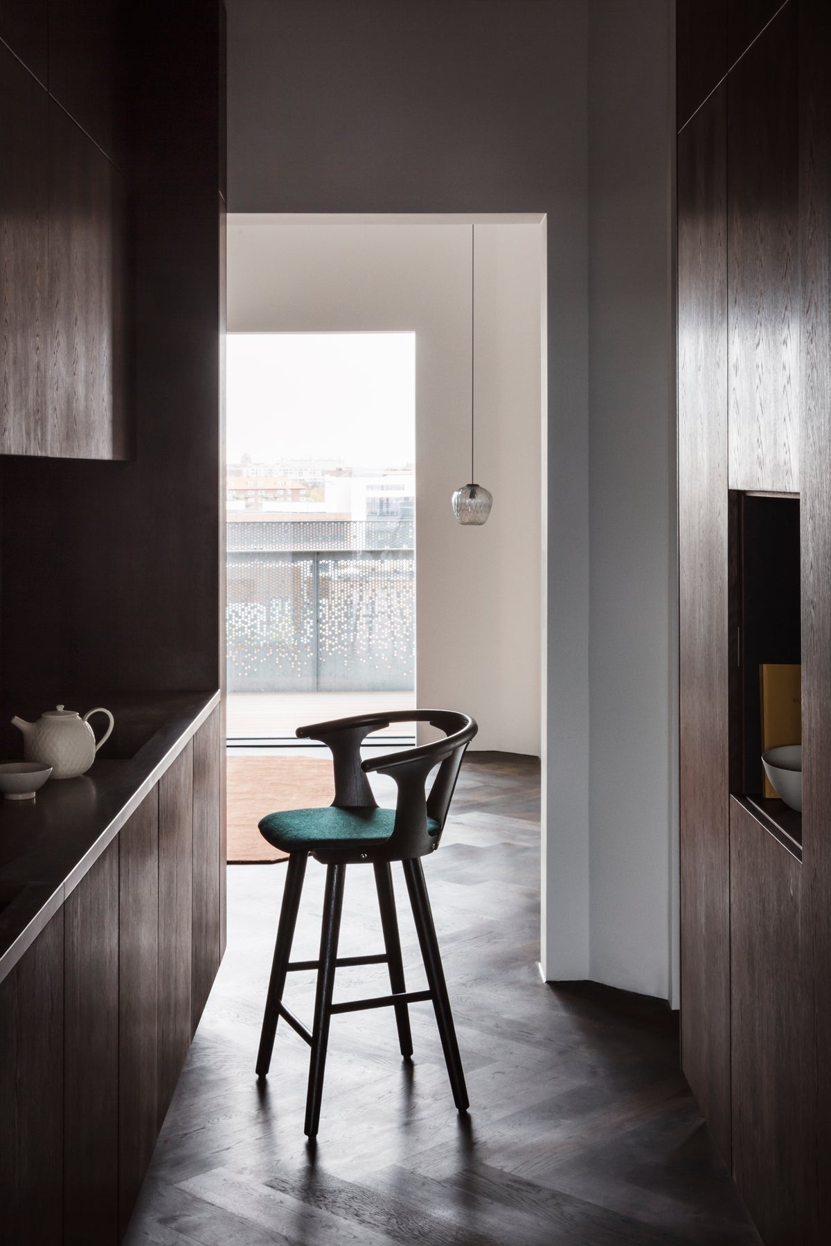Hocker IN BETWEEN geolied eiken met een gestofferde zitting