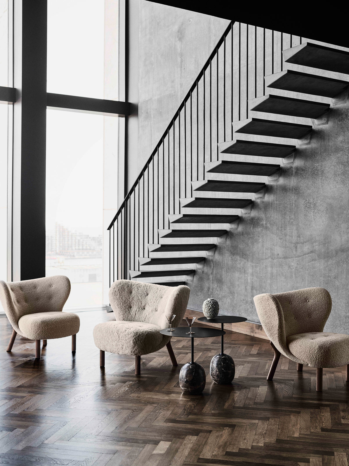 Fauteuil LITTLE PETRA VB1 gestoffeerd met een eiken basis