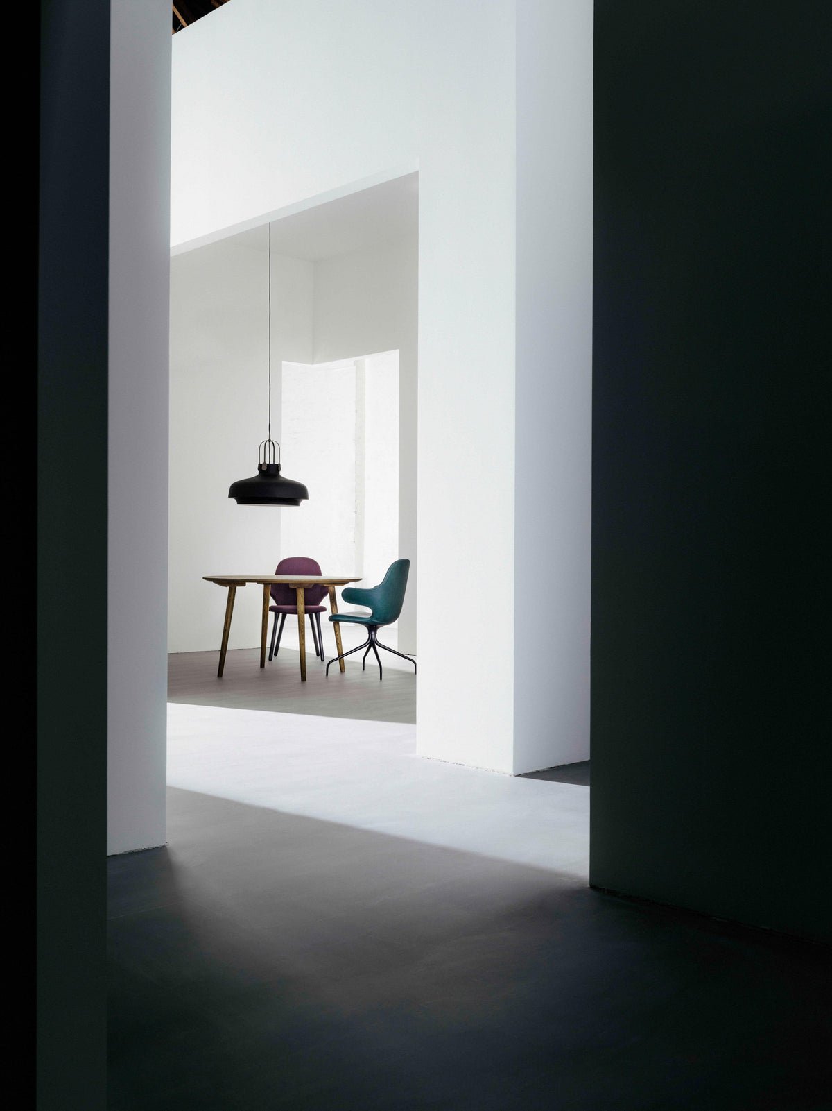 Ronde tafel IN BETWEEN gerookt geolied eiken