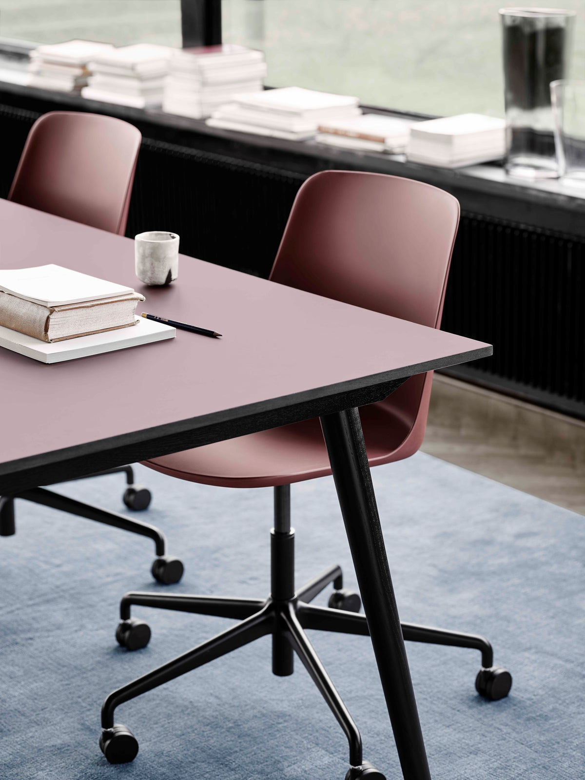 Bureau stoel RELY HW28 rood met een aluminium basis op wielen