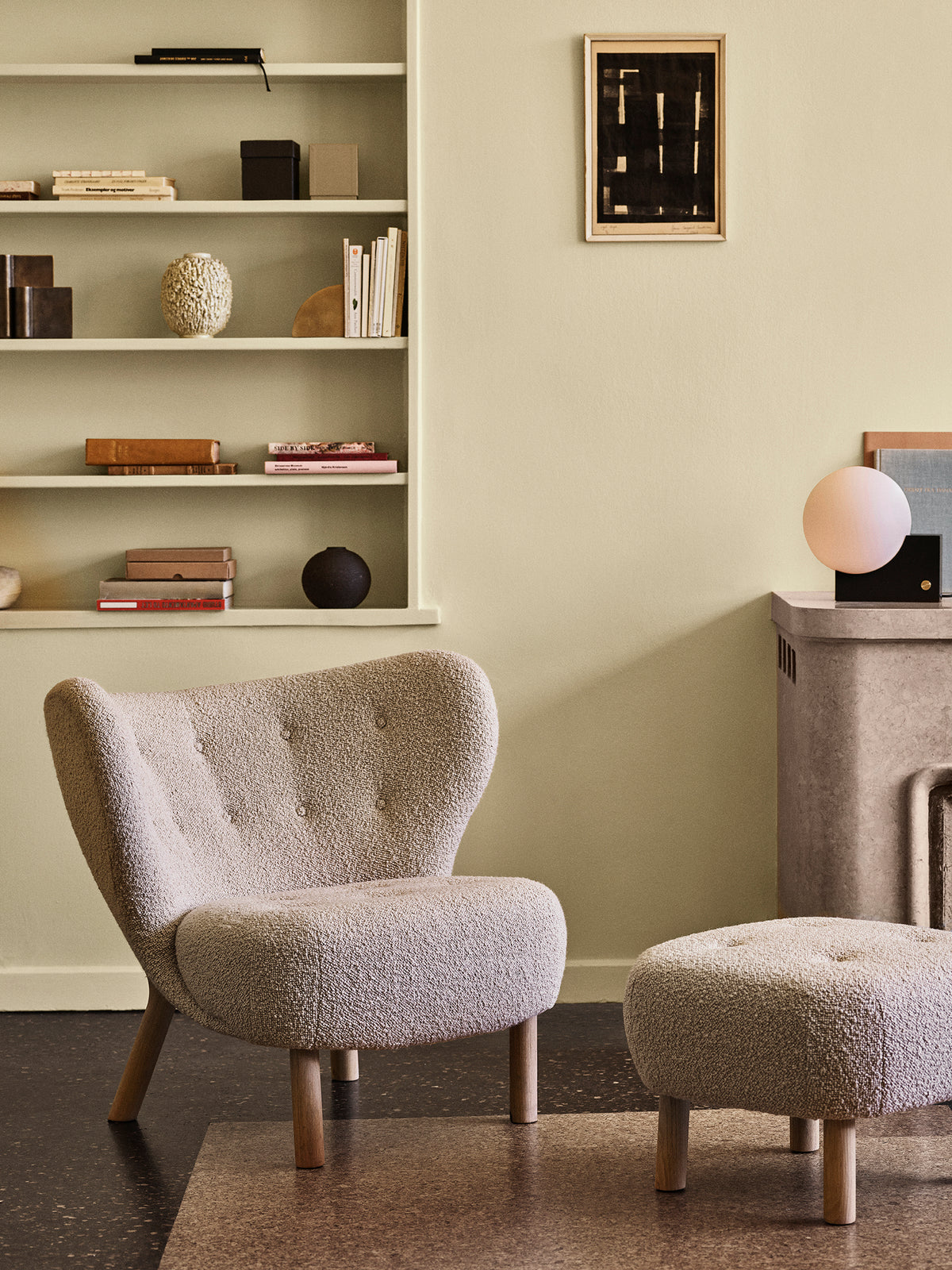 Fauteuil LITTLE PETRA VB1 gestoffeerd met een eiken basis
