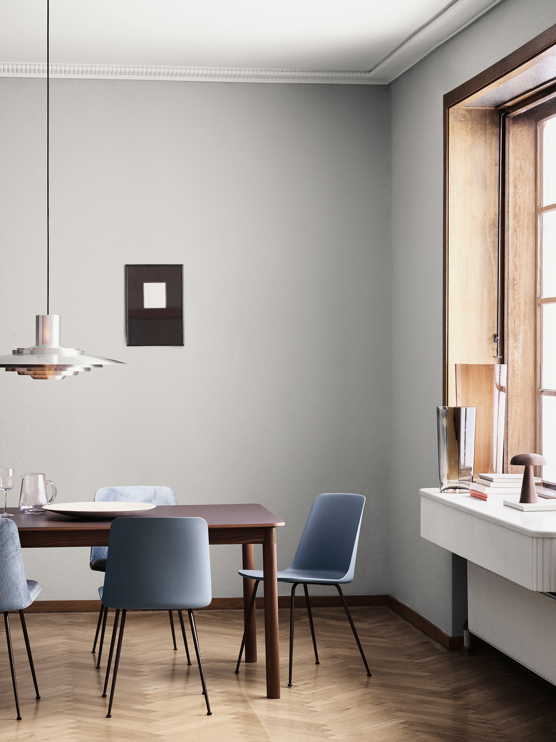 Uitschuifbare tafel PATCH met een bruin laminaatblad en een notenhouten basis