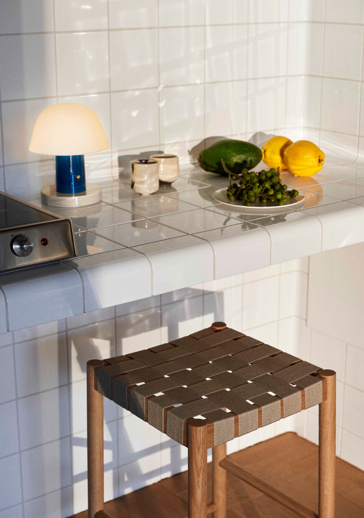 Hocker BETTY met beige geweven zitting en gerookt, geolied eikenhout