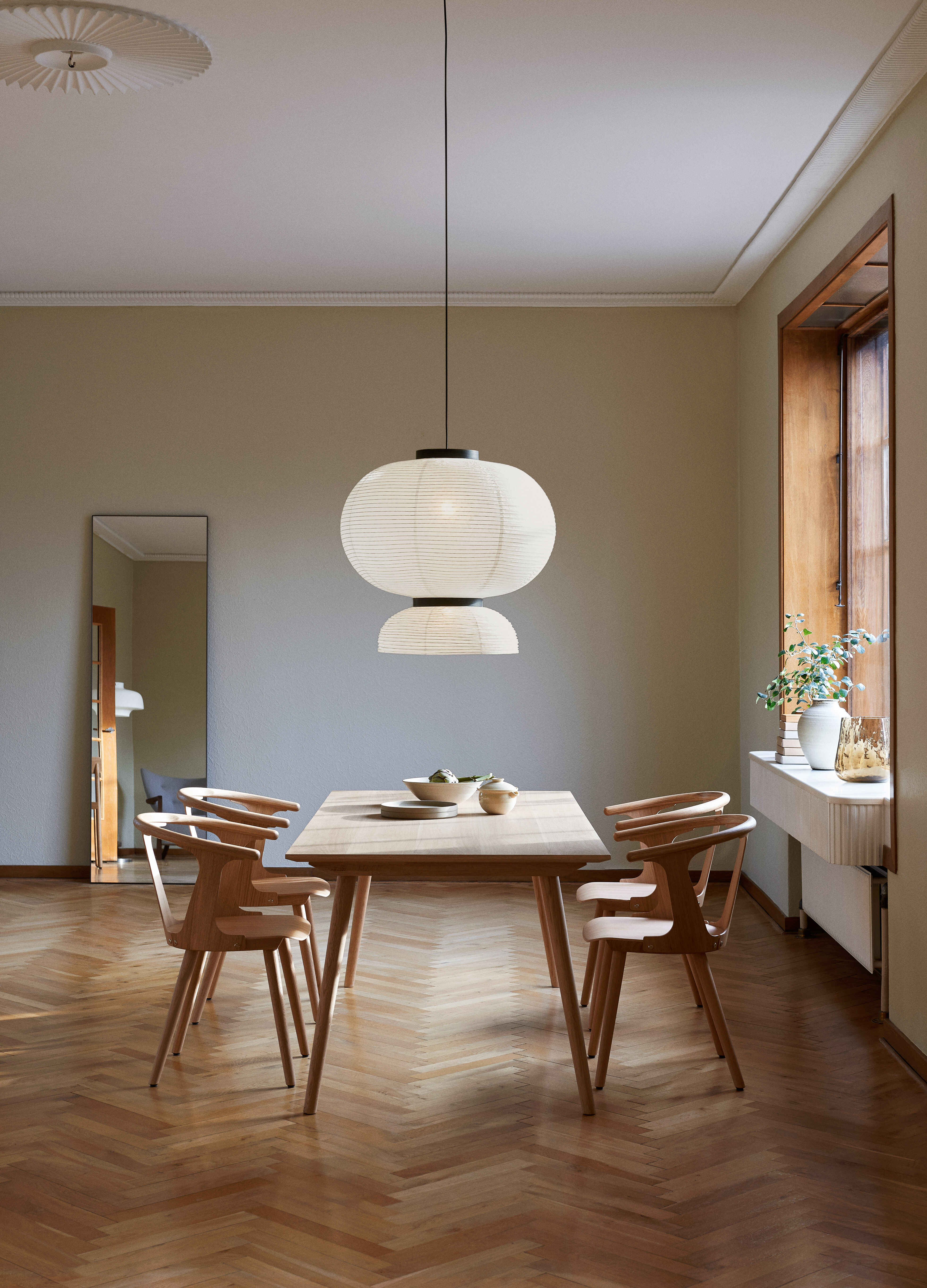 Tafel IN BETWEEN gelakt eiken