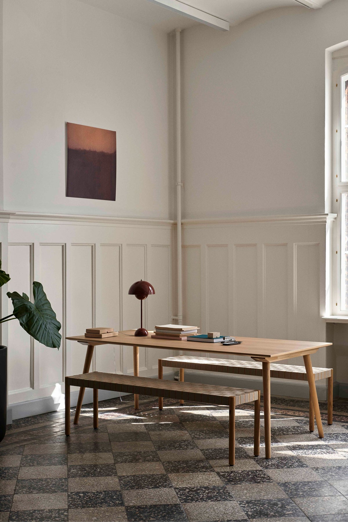 Bank BETTY met beige geweven zitting van gerookt, geolied eiken