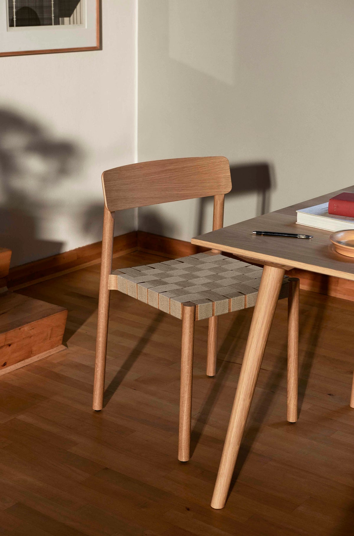 Stoel BETTY TK1 zwart geweven zitting met zwart gelakt essenhout