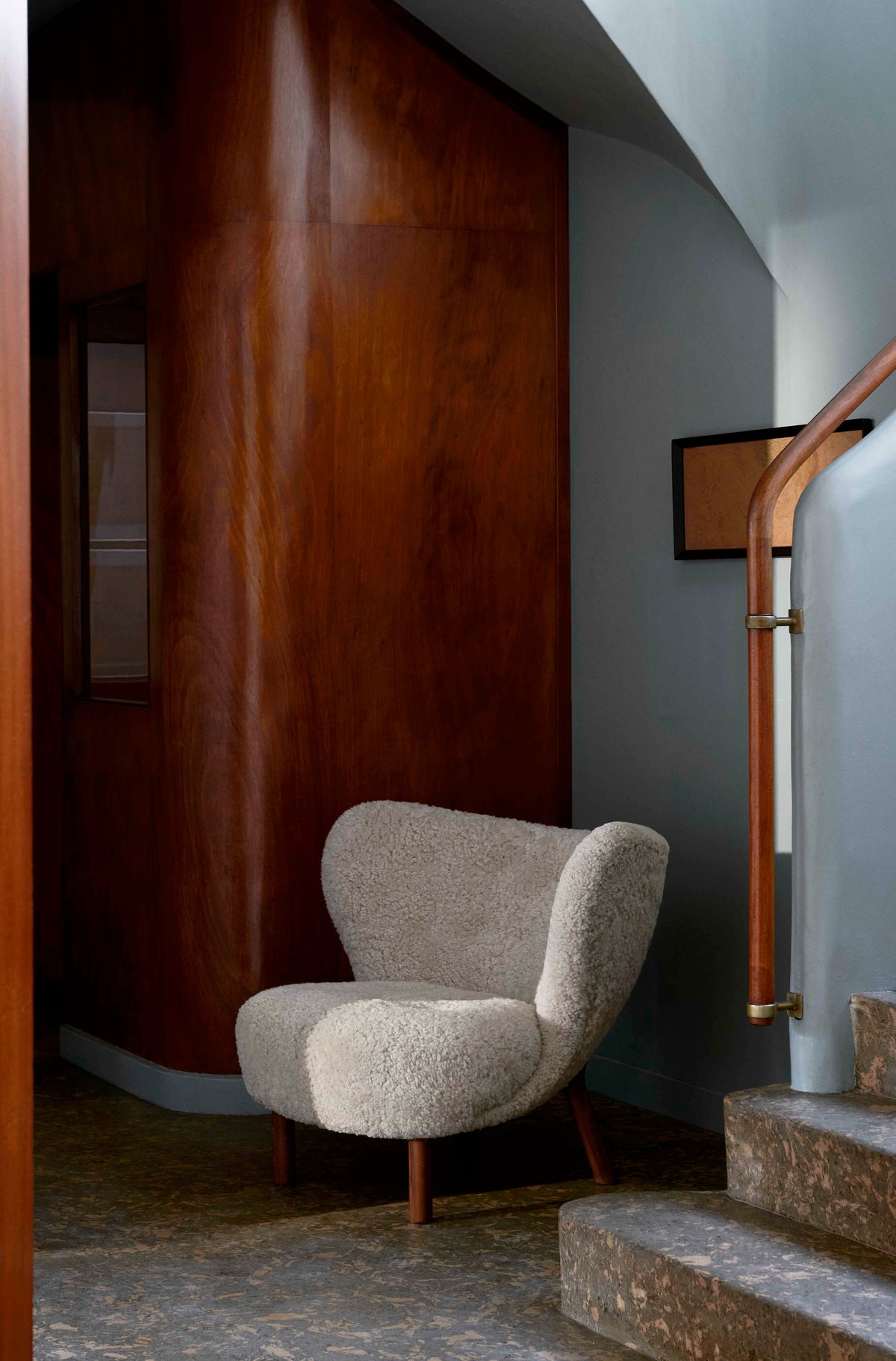 Fauteuil LITTLE PETRA VB1 gestoffeerd met een notenhouten basis