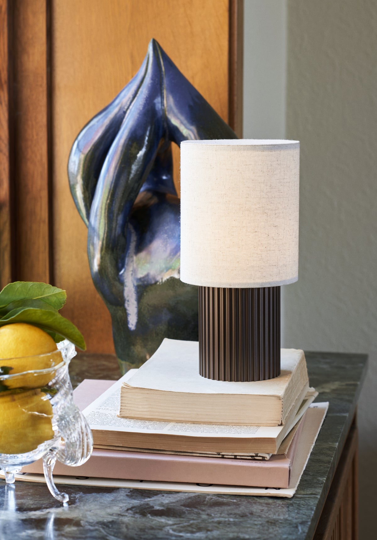 Draagbare lamp MANHATTAN met stoffen kap en een bruine voet