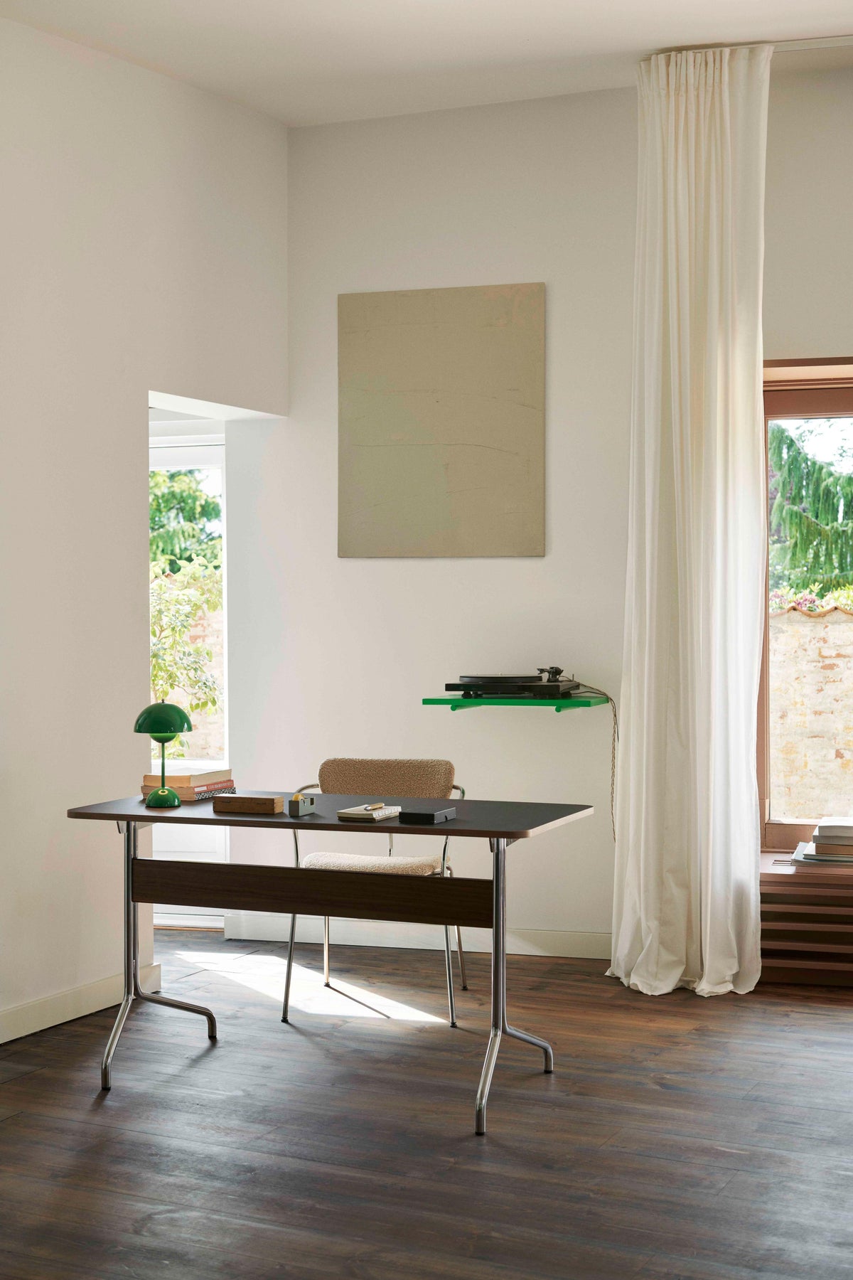 Bureau PAVILION met een beige linoleumblad, eiken afwerking en een stalen basis