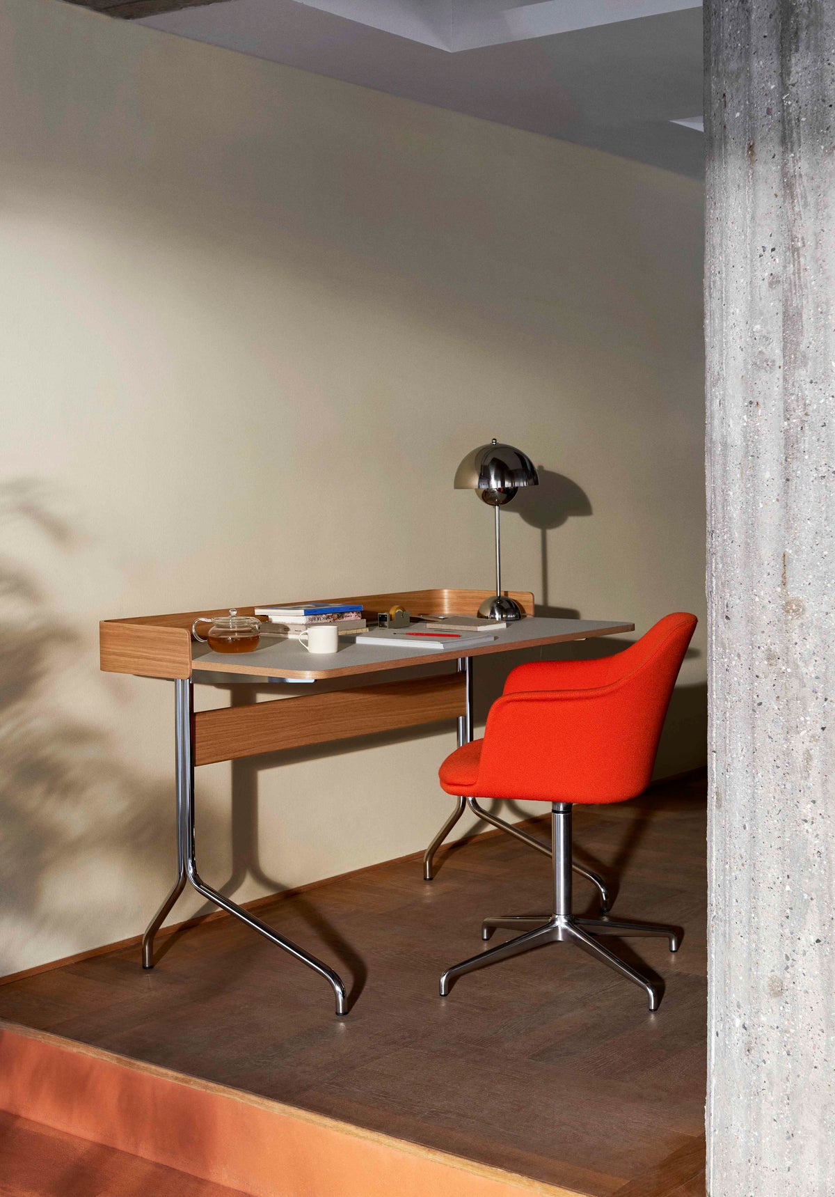 Bureau PAVILION met een beige linoleumblad, eiken afwerking en een stalen basis