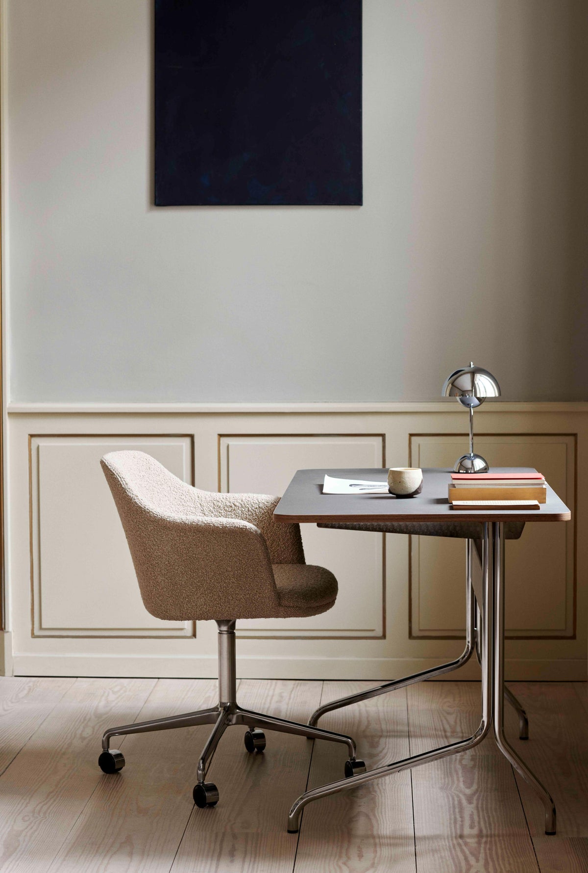 Bureau PAVILION met een beige linoleumblad, eiken afwerking en een stalen basis
