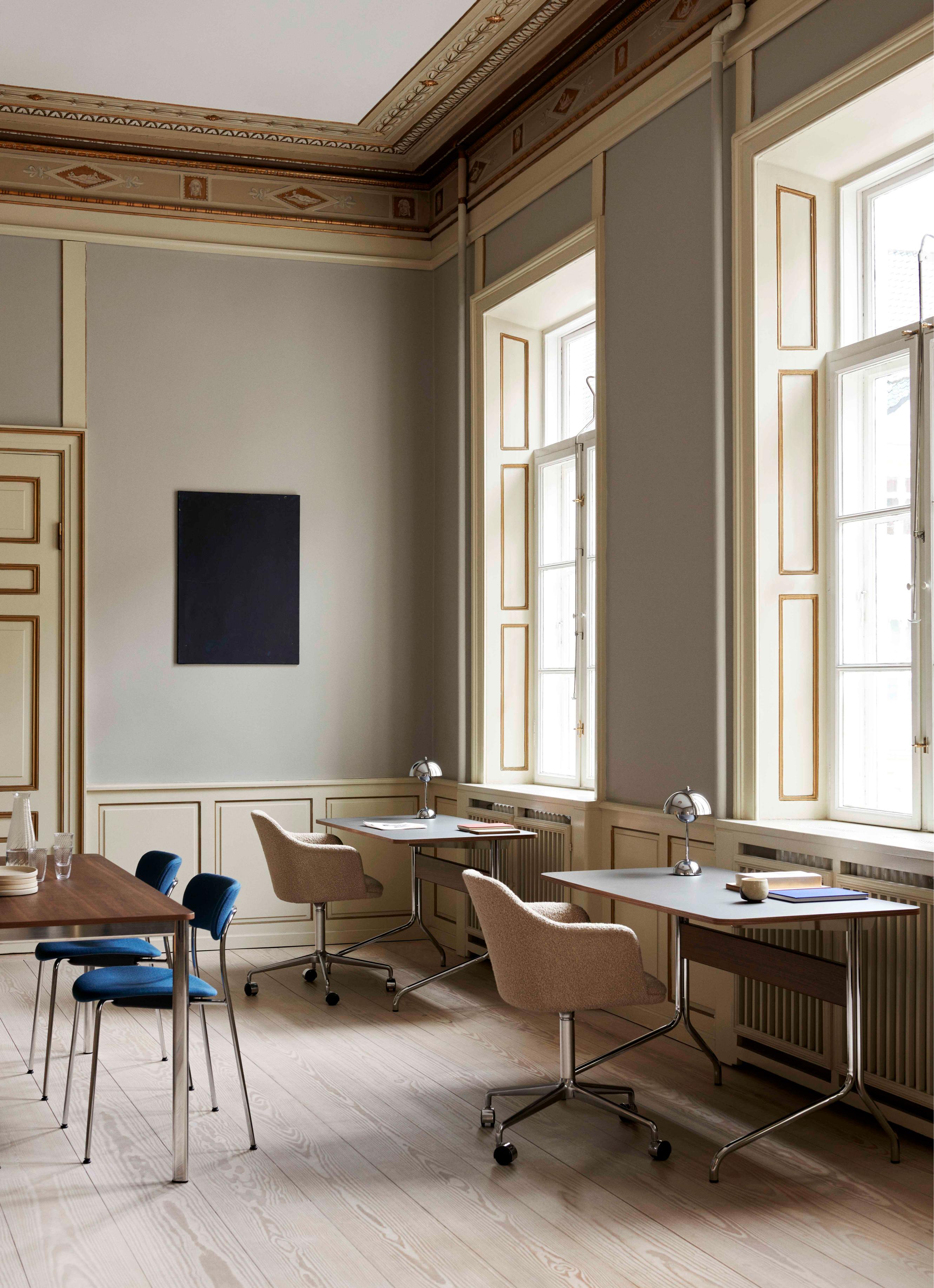 Bureau PAVILION met een beige linoleumblad, eiken afwerking en een stalen basis
