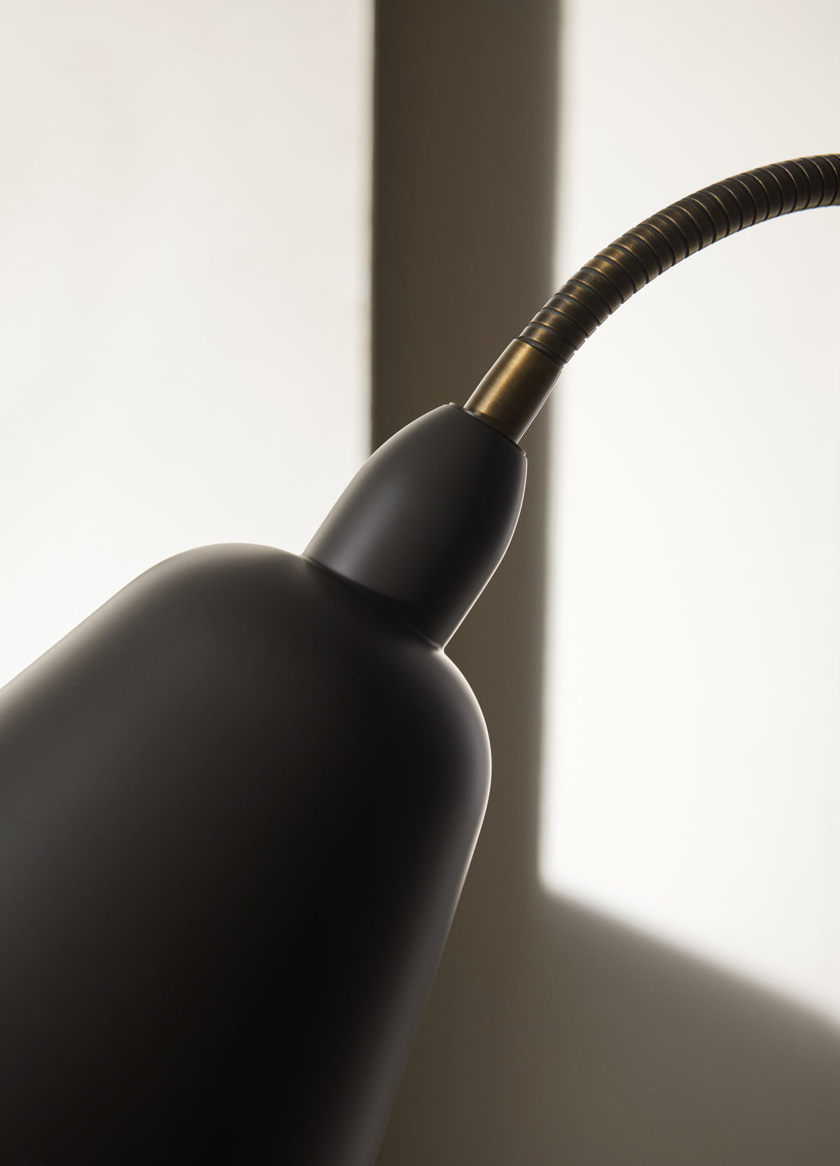 Vloerlamp BELLEVUE AJ7 grafiet met bruin messing voet