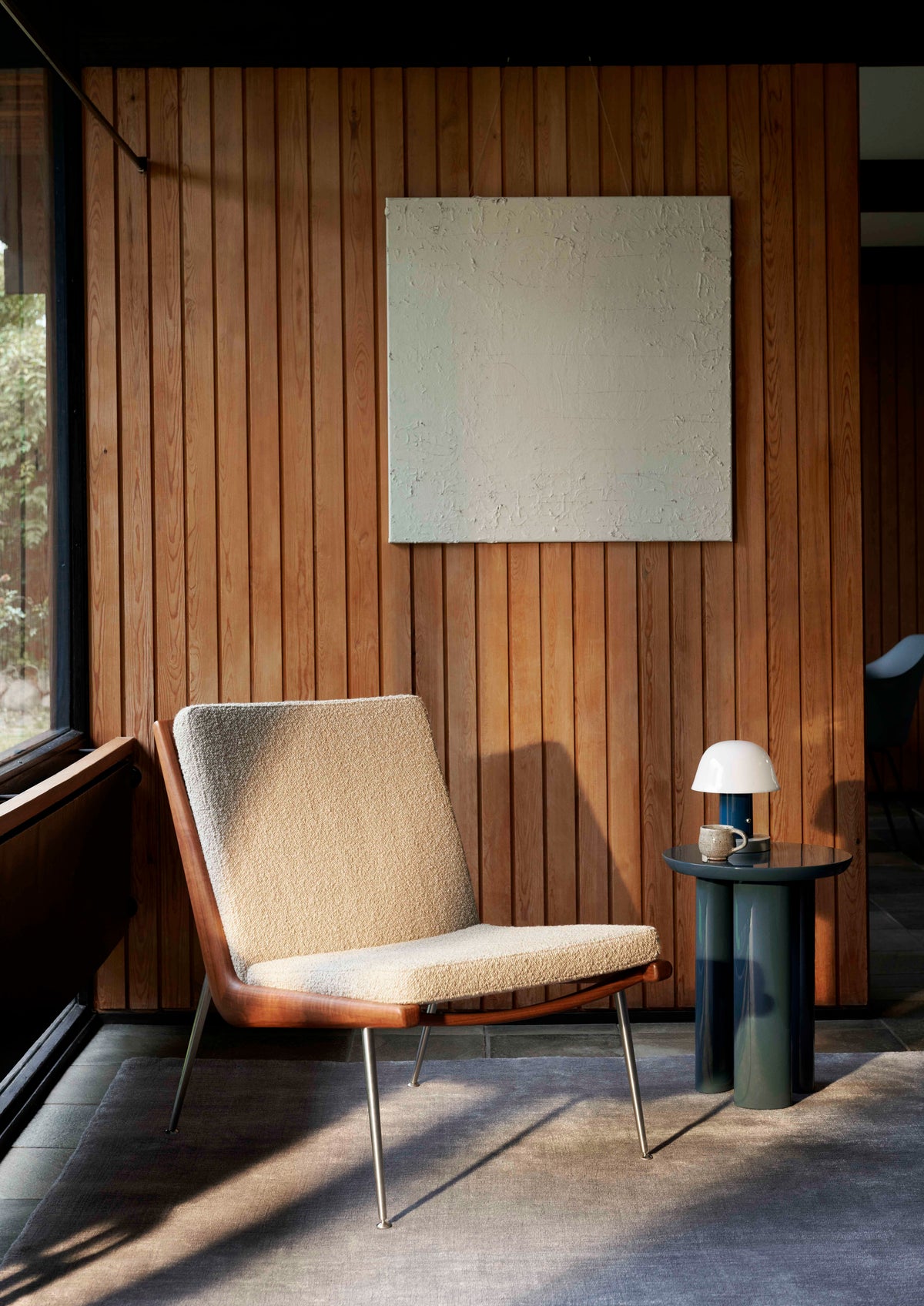 Fotel BOOMERANG HM1 met een bekleding op een eikenhouten frame met een stalen basis