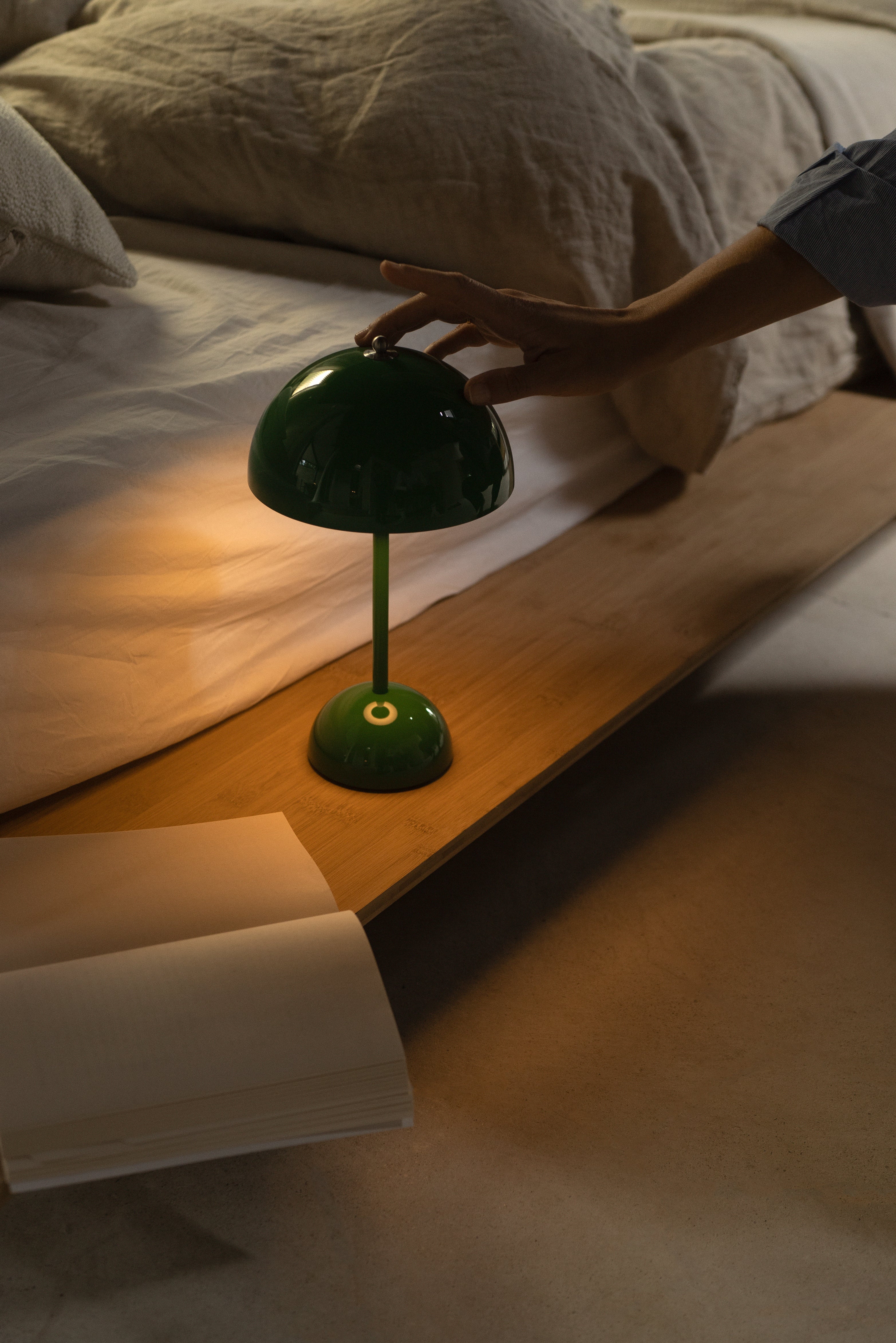 Draagbare lamp FLOWERPOT VP9 in intens groen