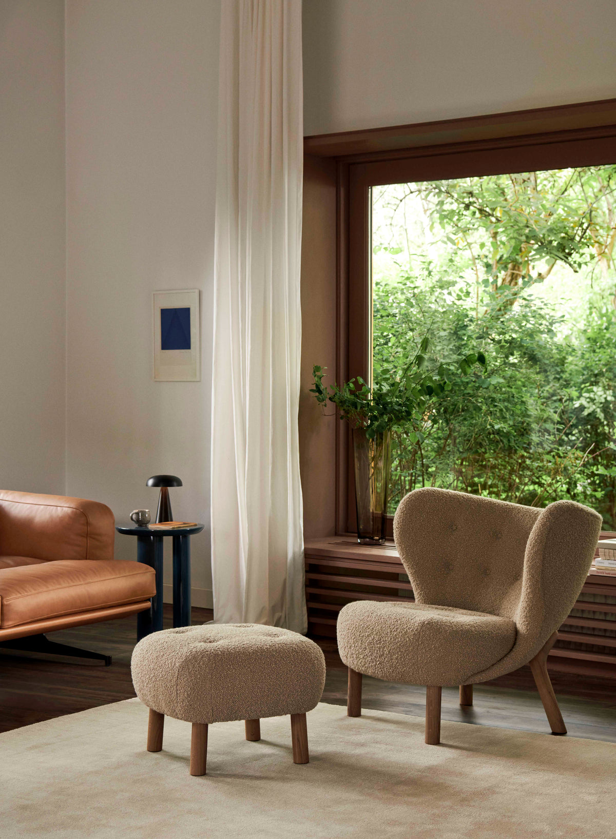Fauteuil LITTLE PETRA VB1 gestoffeerd met een eiken basis