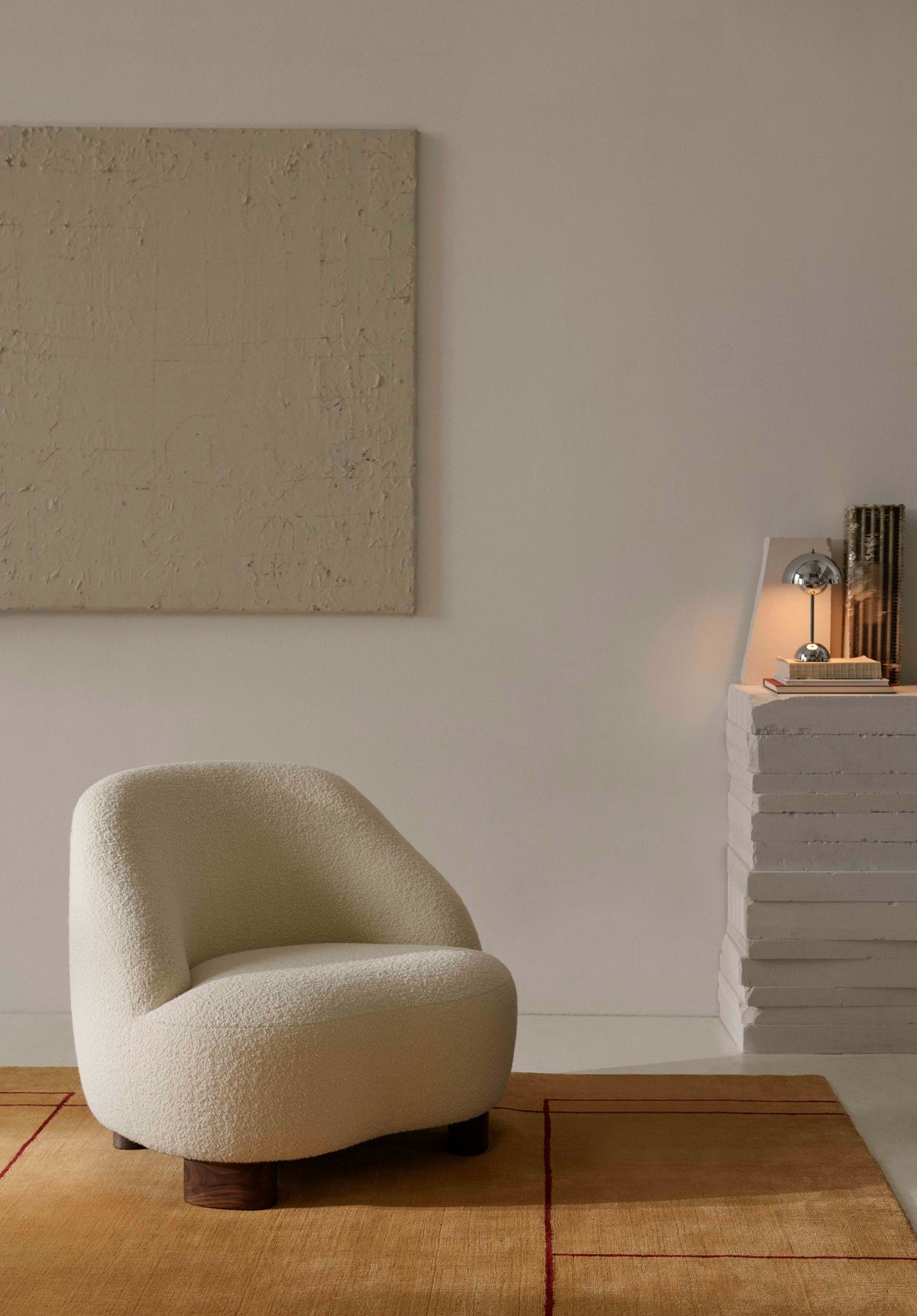 Gestoffeerde MARGAS LC1 fauteuil met notenhouten basis