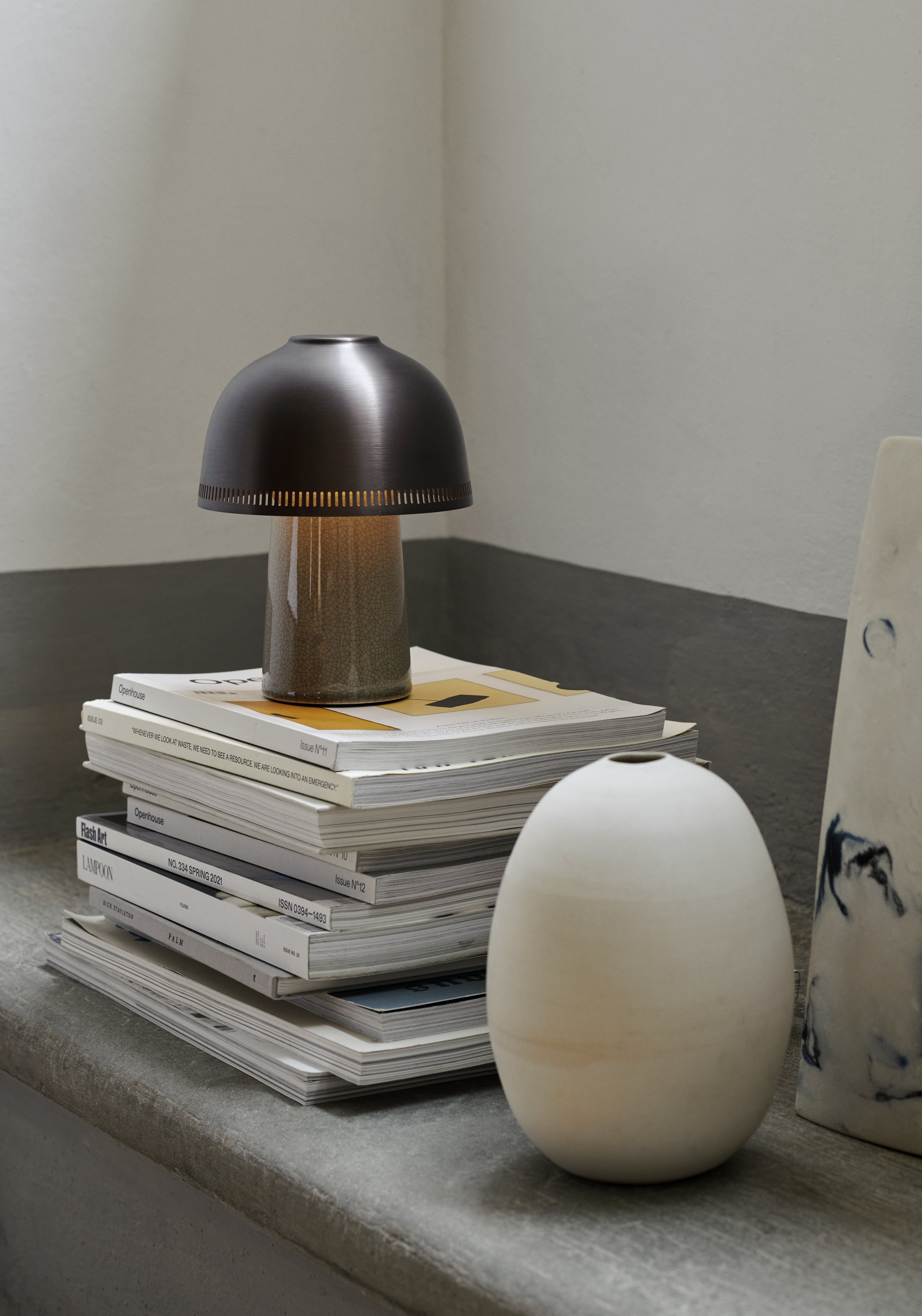 Draagbare lamp RAKU SH8 met een bruine kap en een beige voet.