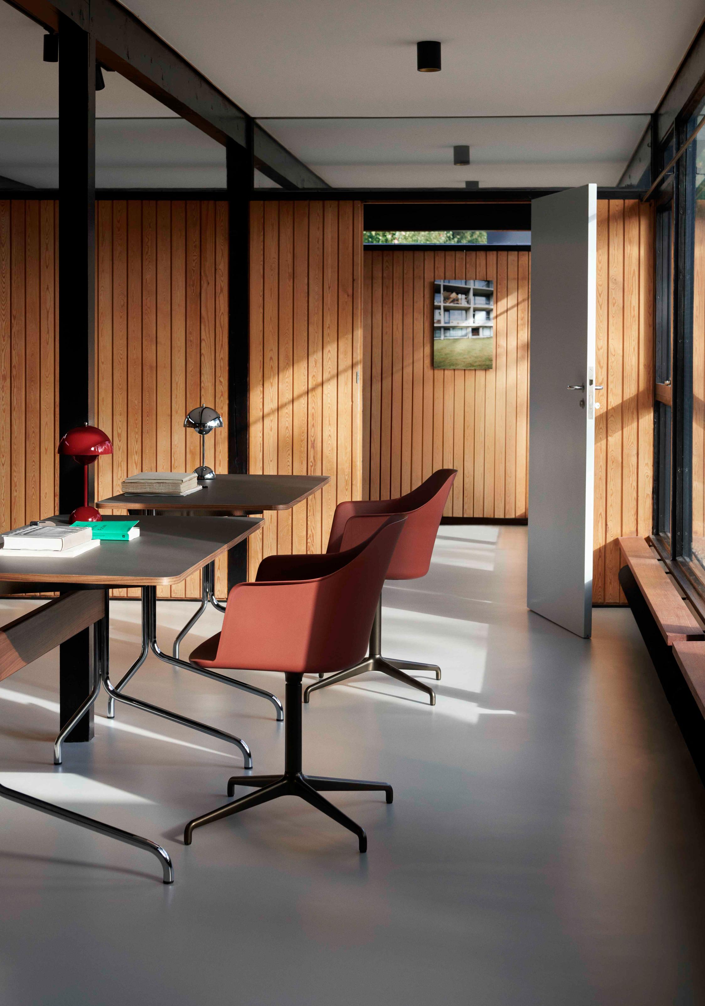 Bureau PAVILION met een beige linoleumblad, eiken afwerking en een stalen basis