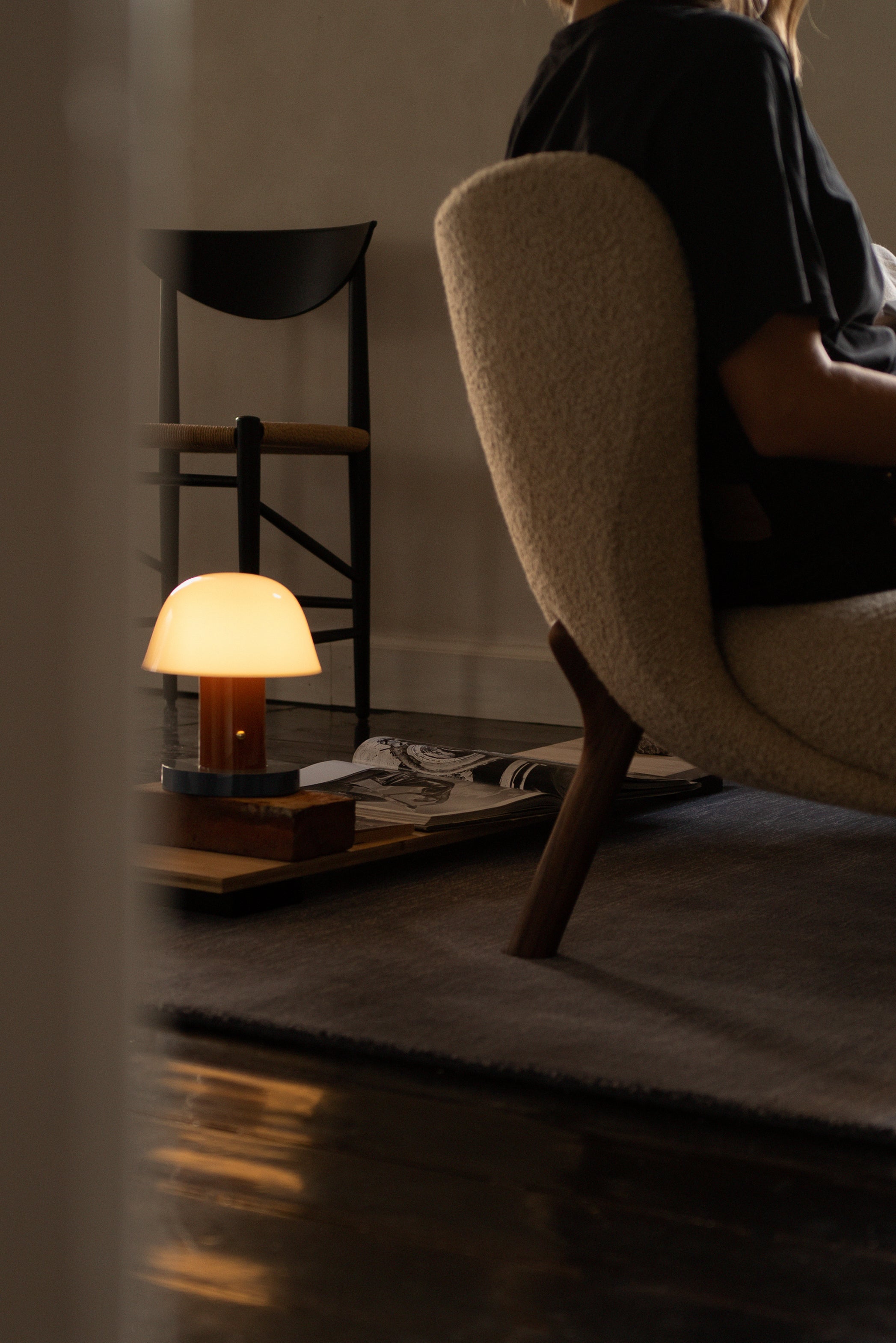 Draagbare lamp SETAGO JH27 met een crèmekleurige kap en een oranje-blauwe voet.