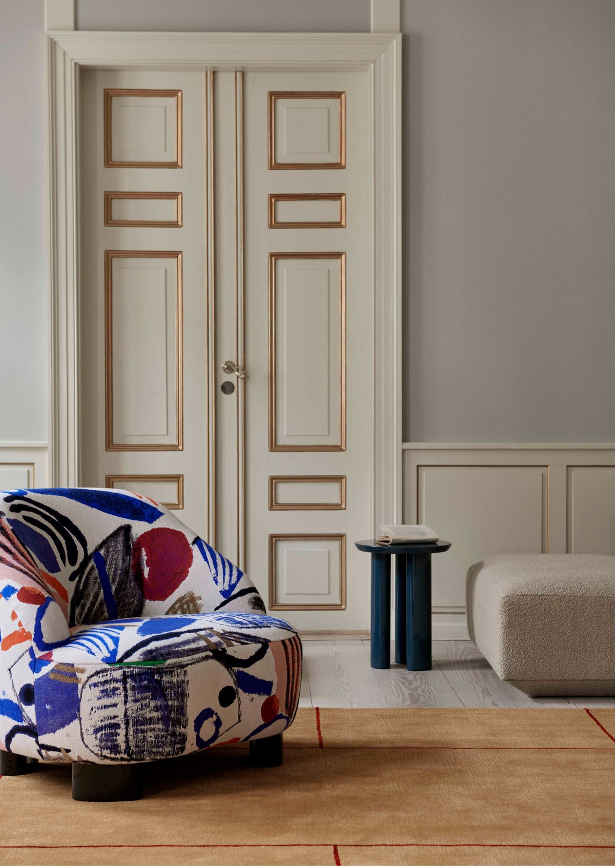 Gestoffeerde MARGAS LC1 fauteuil met notenhouten basis