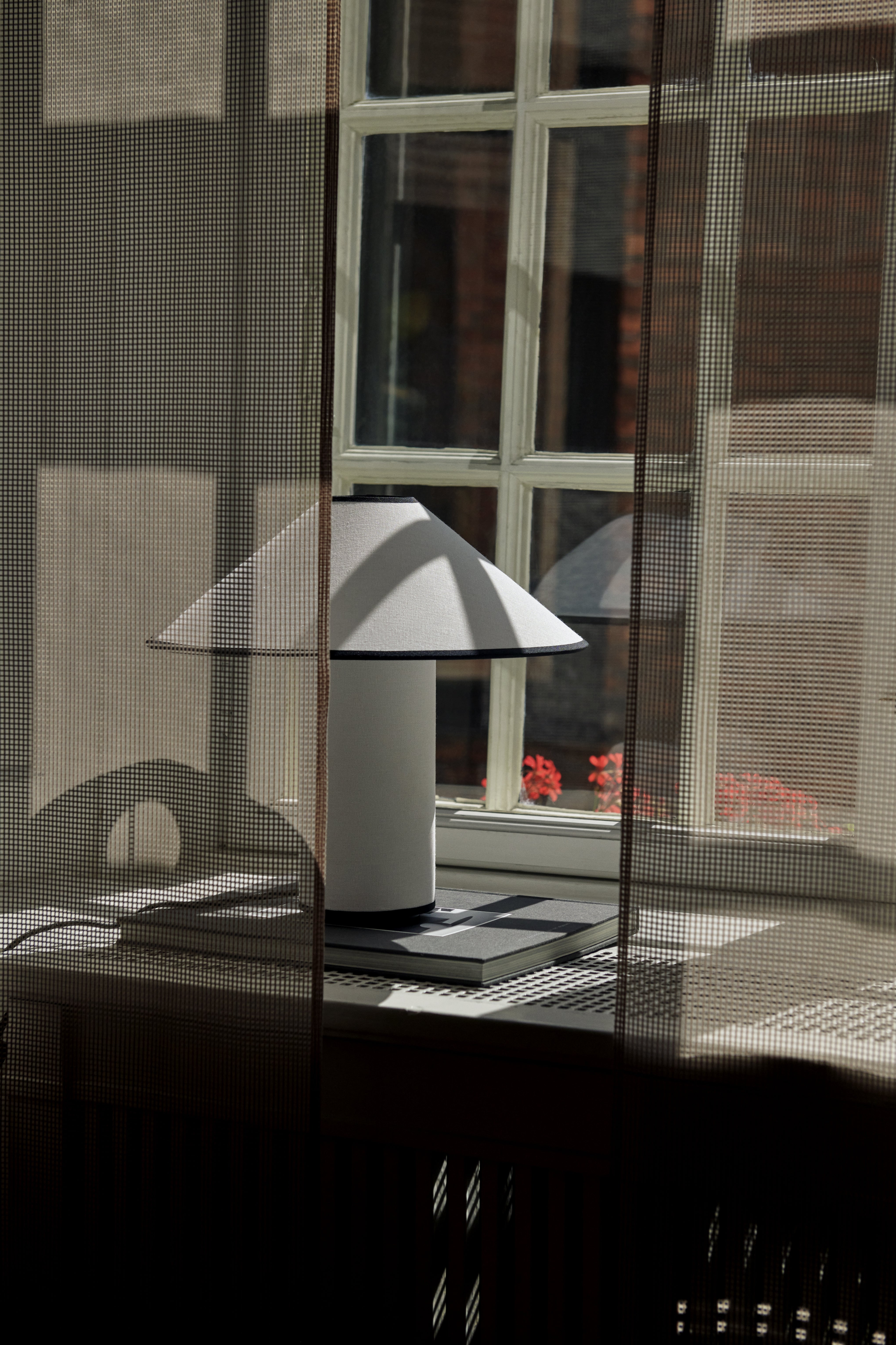 Tafellamp COLETTE ATD6 wit met rode afwerking