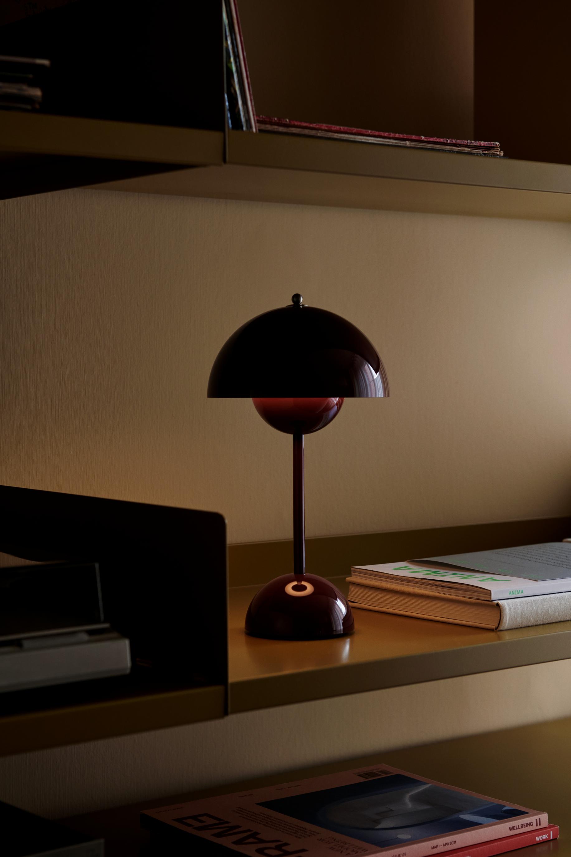 Draagbare lamp FLOWERPOT VP9 in donker pruim.