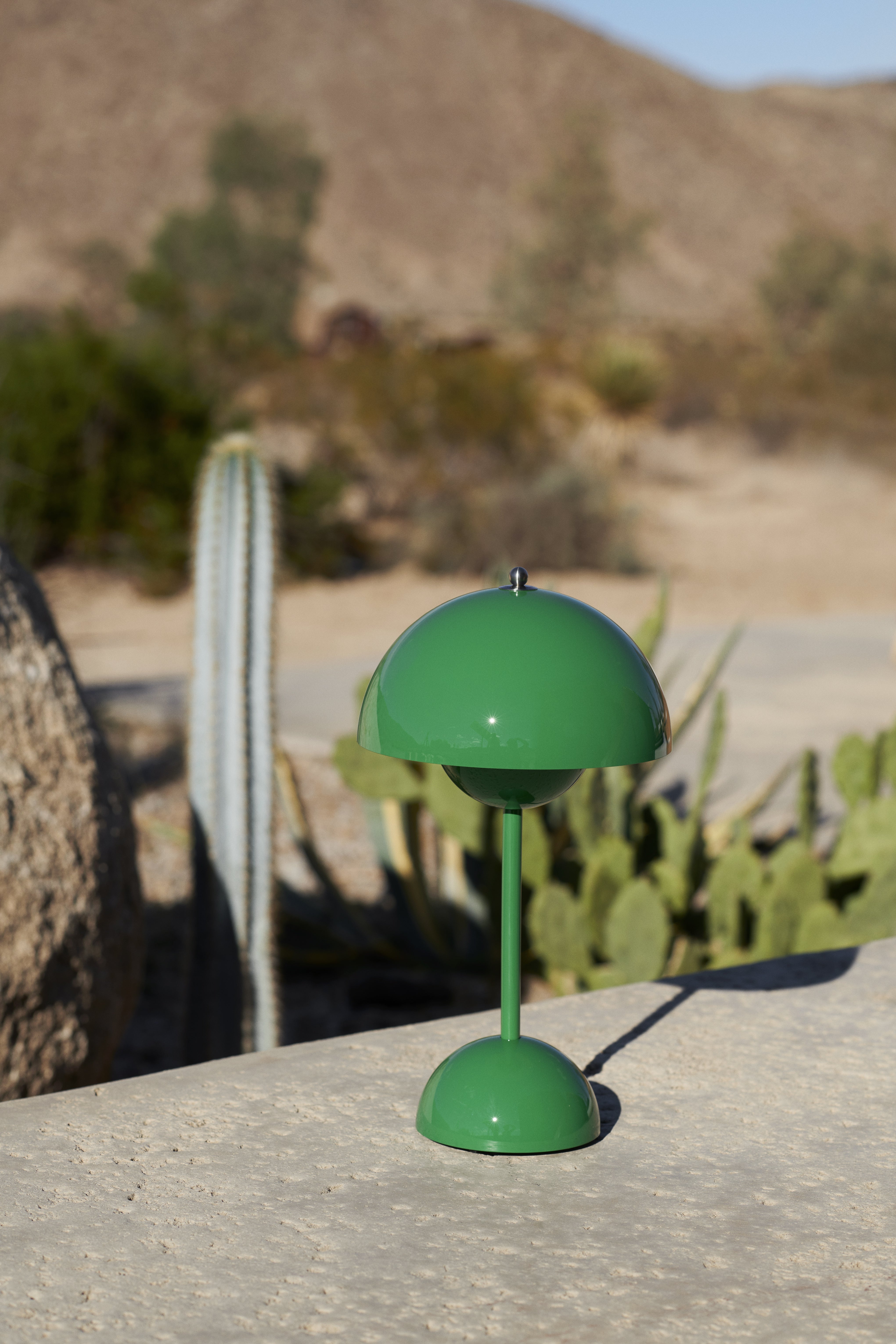 Draagbare lamp FLOWERPOT VP9 in intens groen