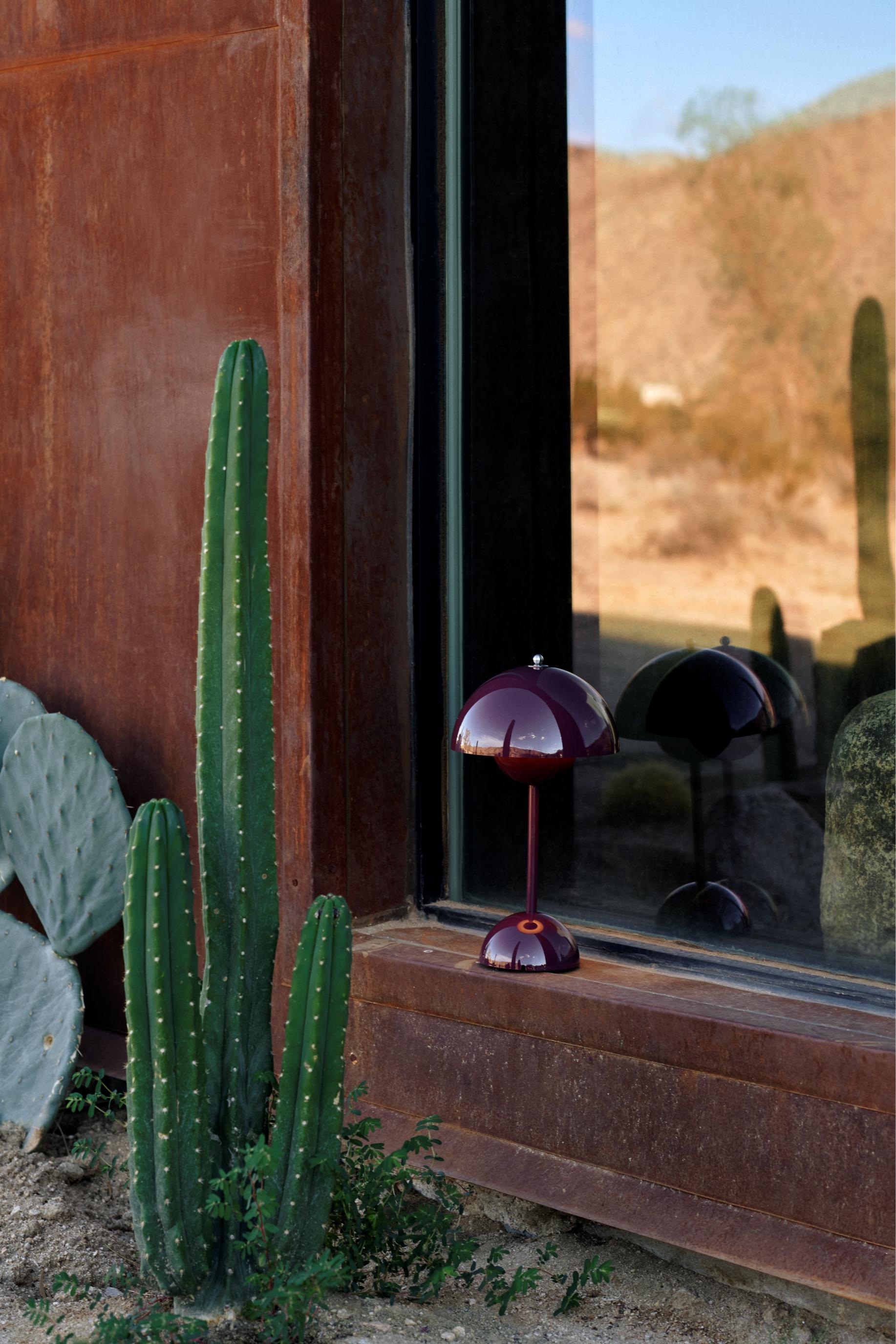 Draagbare lamp FLOWERPOT VP9 in donker pruim.