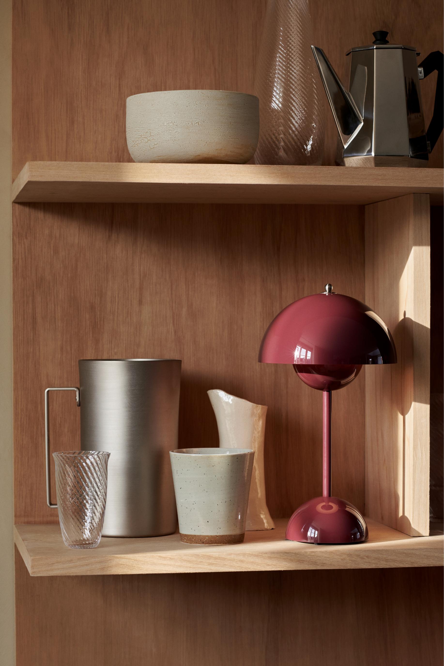 Draagbare lamp FLOWERPOT VP9 in donker pruim.
