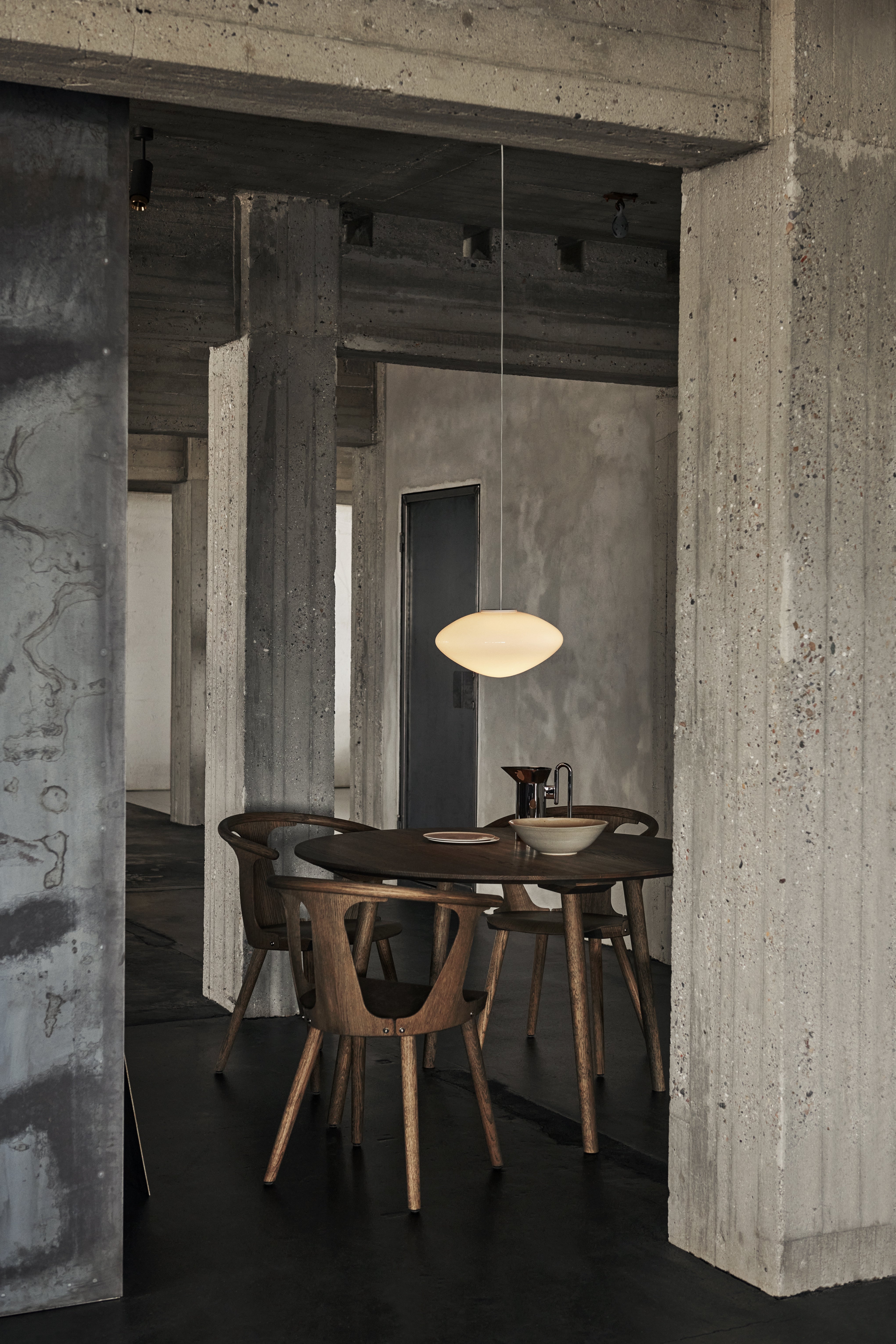 Stoel IN BETWEEN SK1 gerookt geolied eikenhout