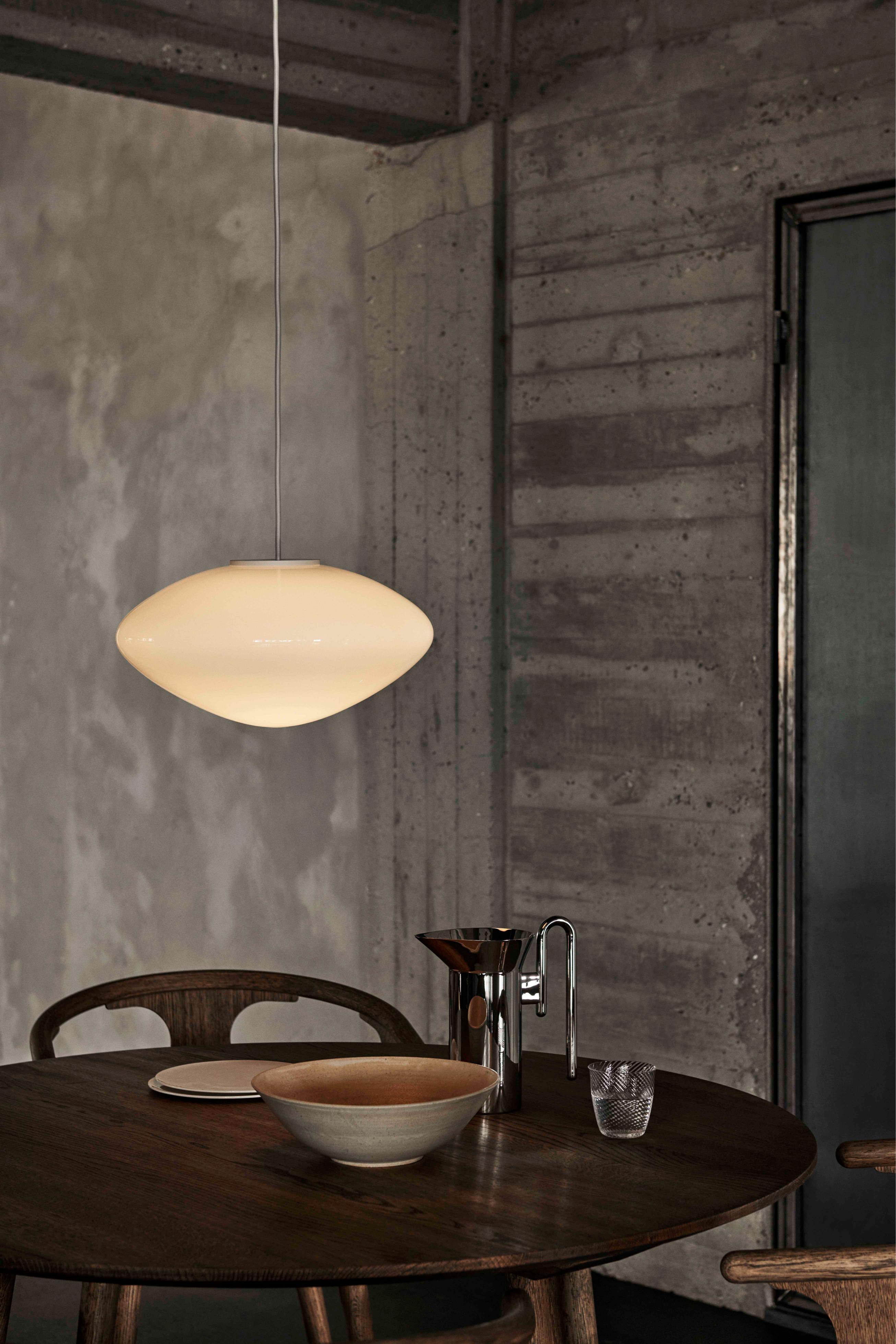 Ronde tafel IN BETWEEN gerookt geolied eiken