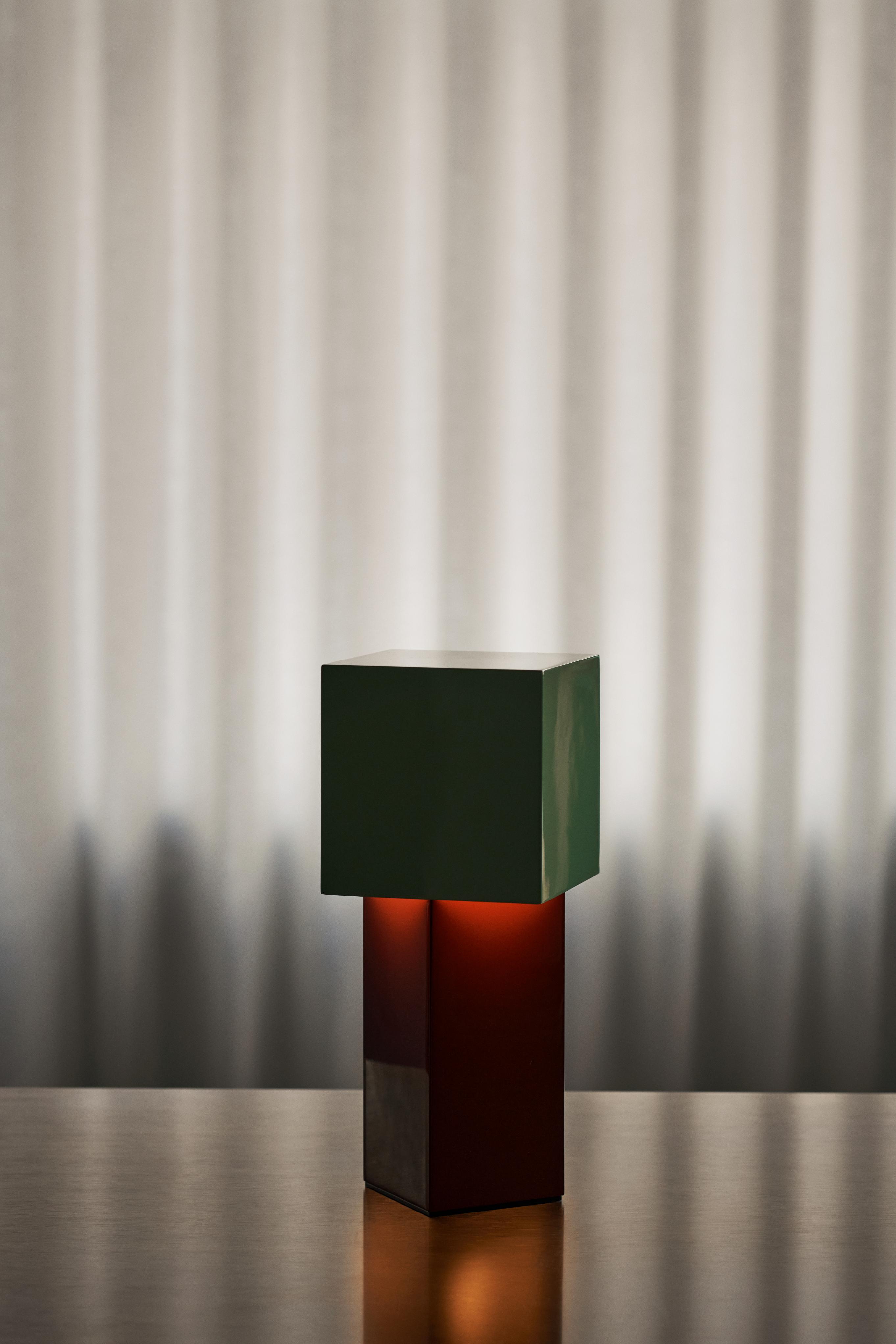 Draagbare lamp PIVOT ATD7 met een mintgroene kap en een stenen voet.