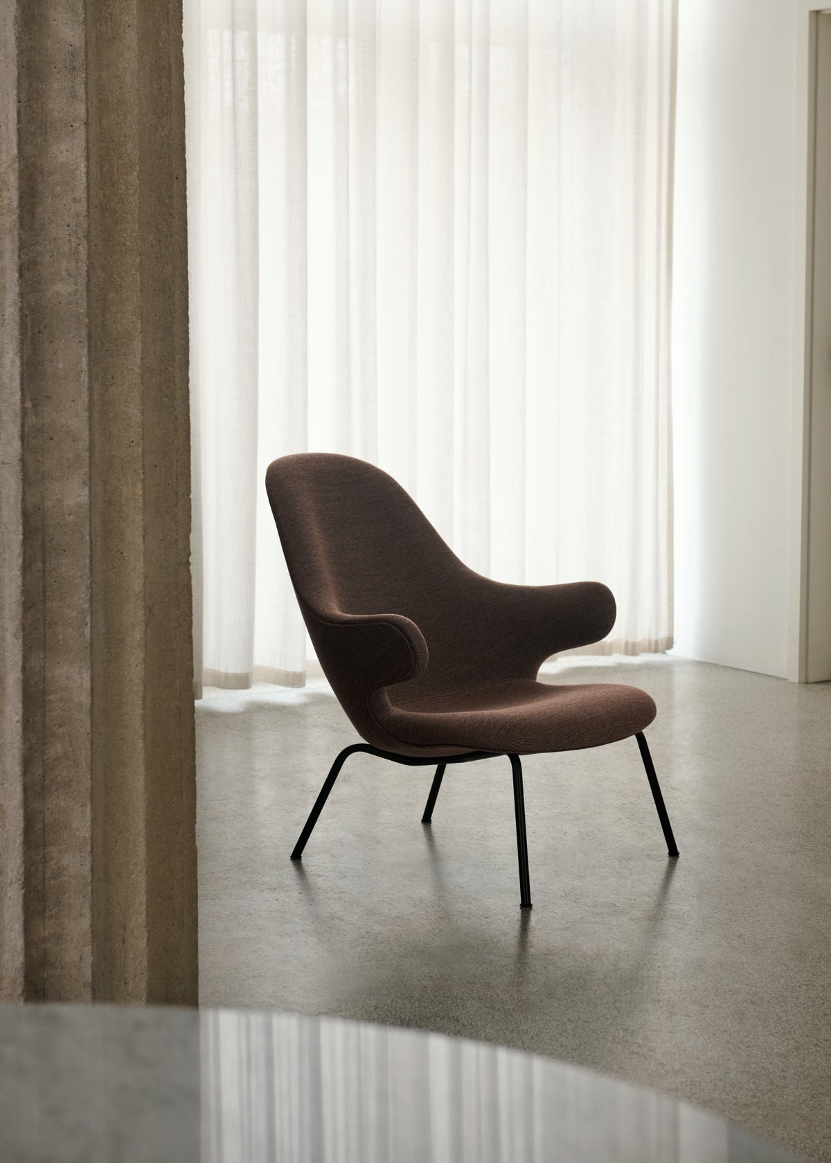 Fauteuil CATCH JH14 gestoffeerd met een zwarte basis