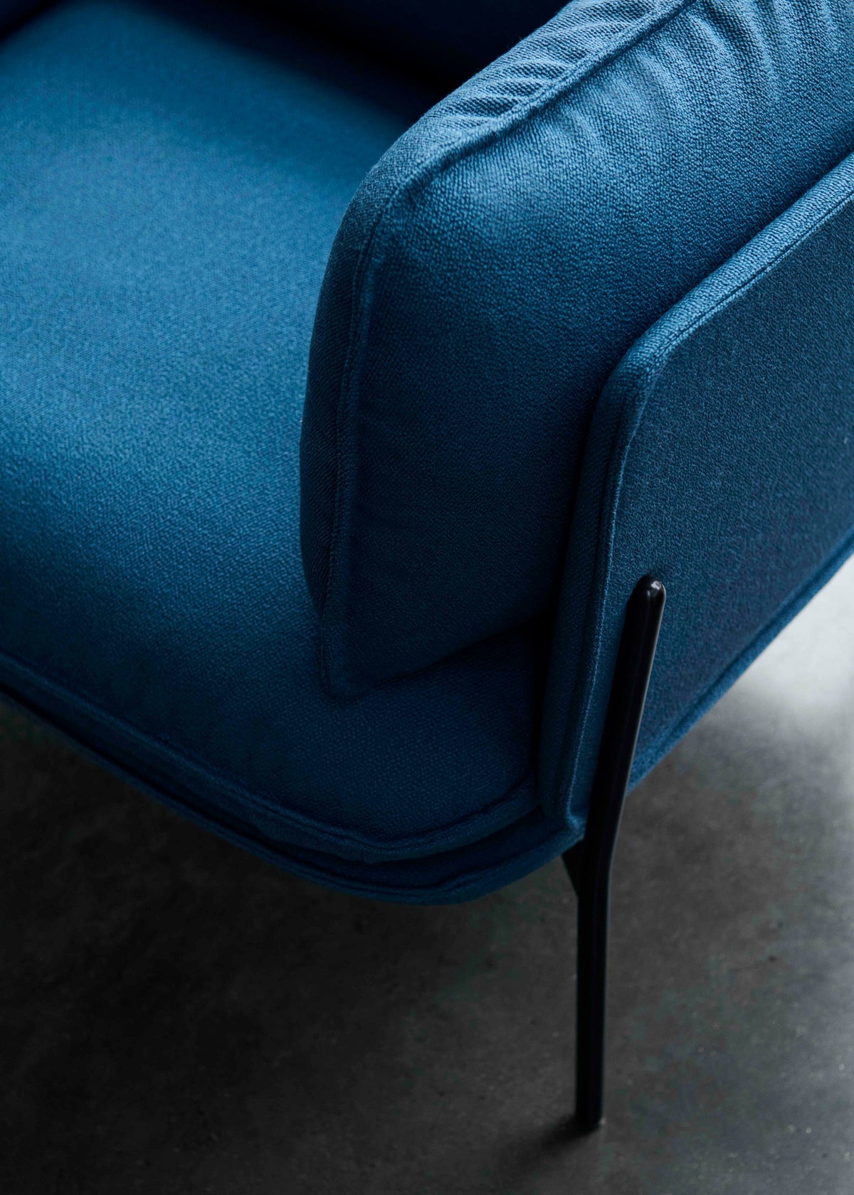 Fauteuil CLOUD LN1 gestoffeerd met een verchroomde basis