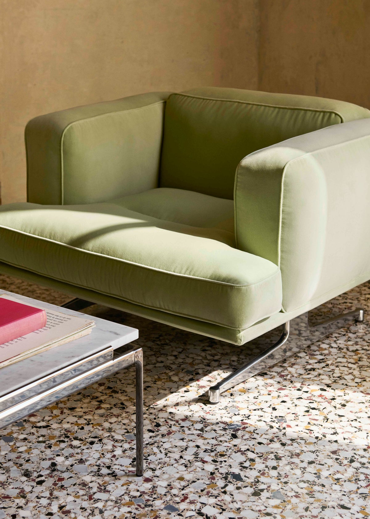 Fauteuil INLAND AV21 gestoffeerd met een zwarte basis