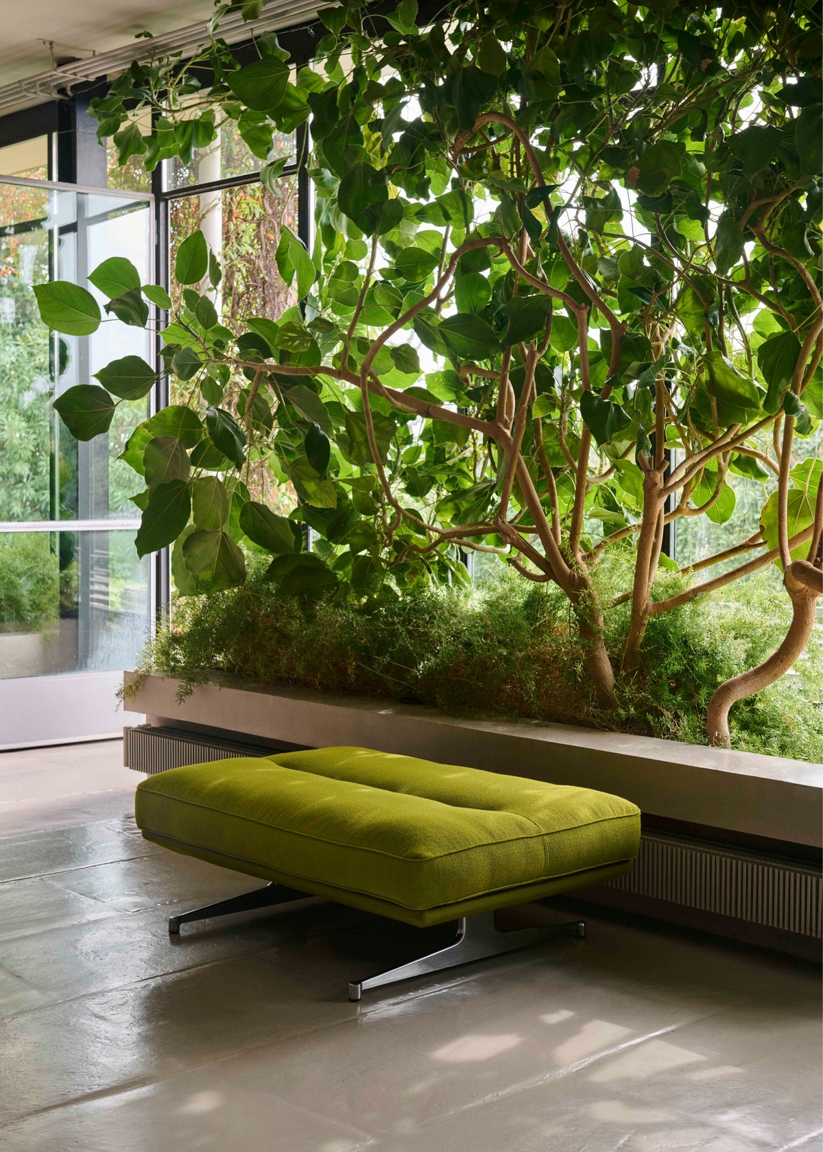Hocker INLAND AV32 gestoffeerd met een zwarte basis