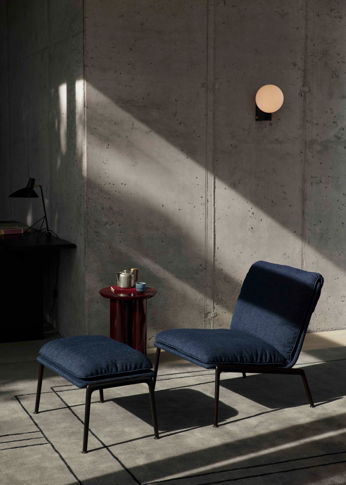 Fauteuil MUNO LN18 gestoffeerd met een donkere aluminium basis