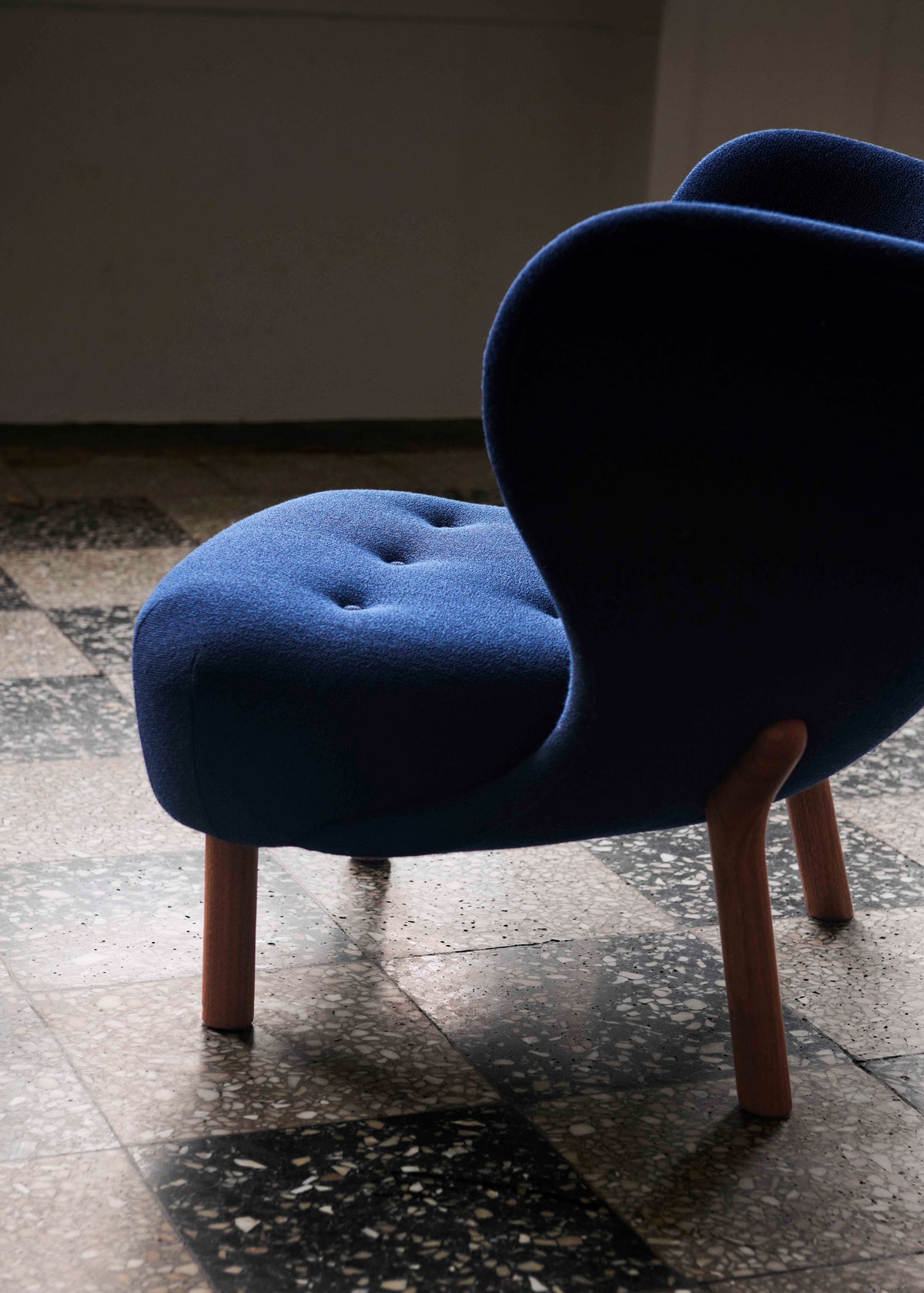 Fauteuil LITTLE PETRA VB1 gestoffeerd met een notenhouten basis