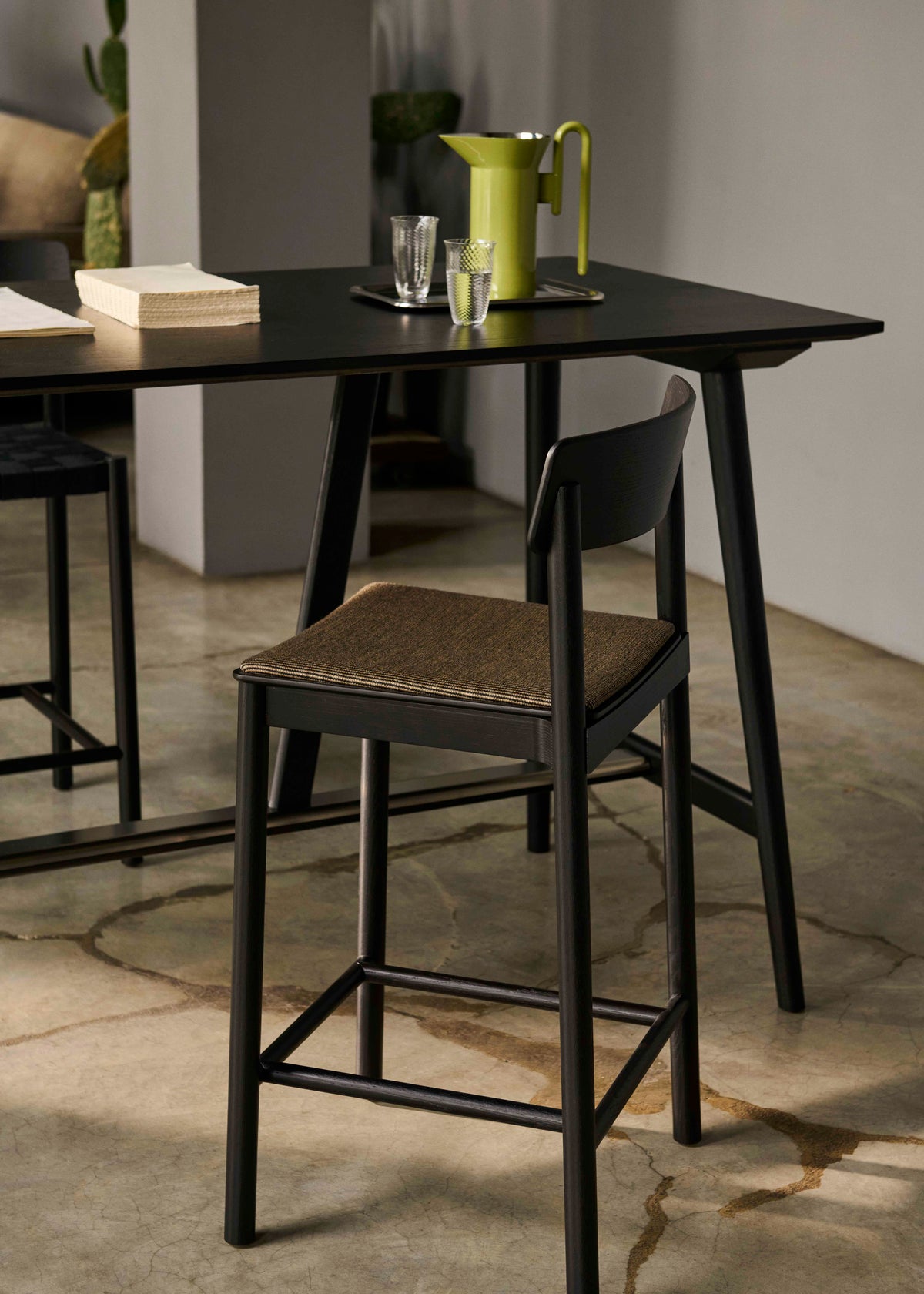 Hocker BETTY gerookt olie-eiken met een gestofferde zitting