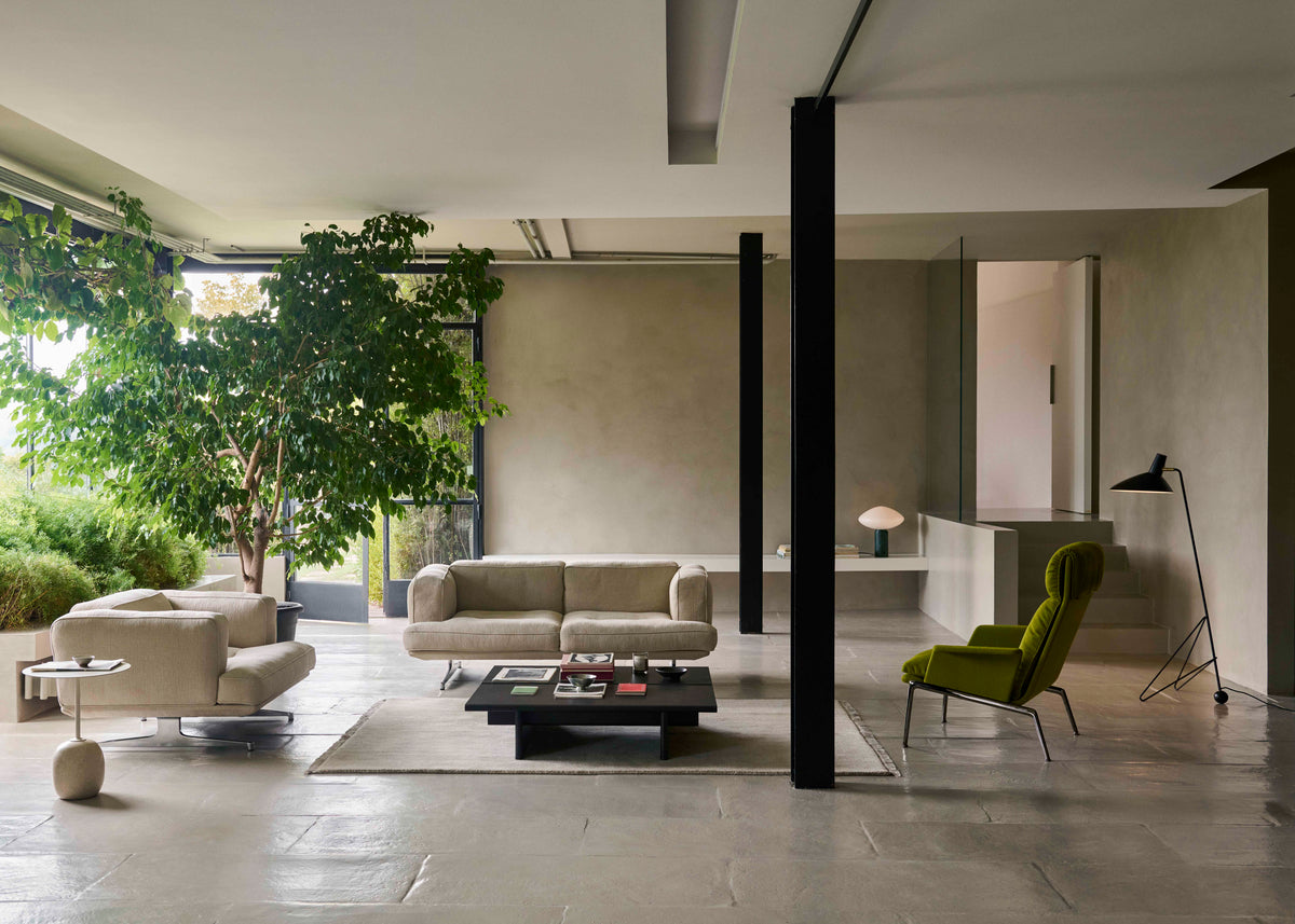 Gevoerde MUNO LN17 fauteuil met een donkere aluminium basis